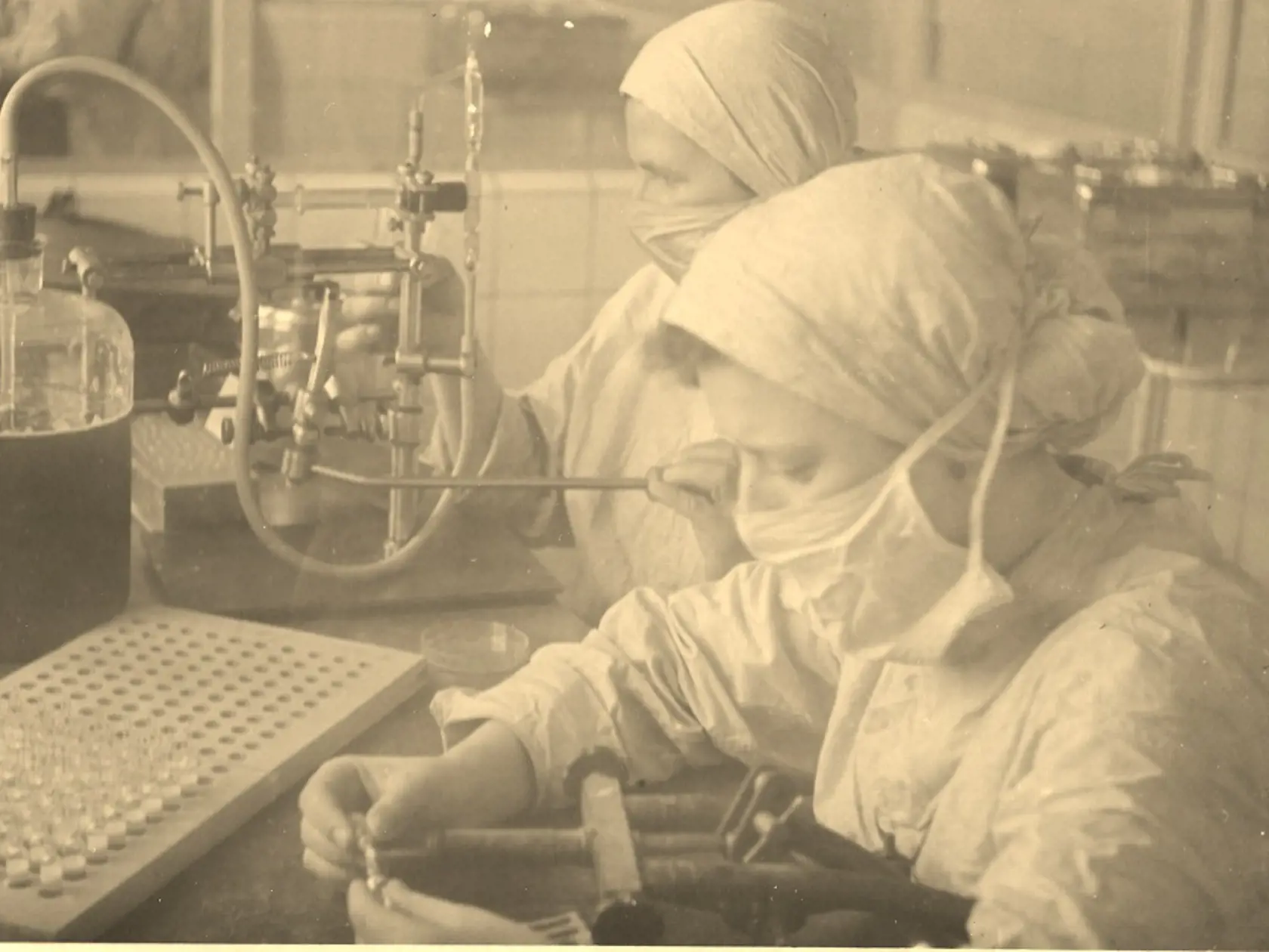 Historické foto z výroby v štátnom podniku Imuna Šarišské Michaľany.