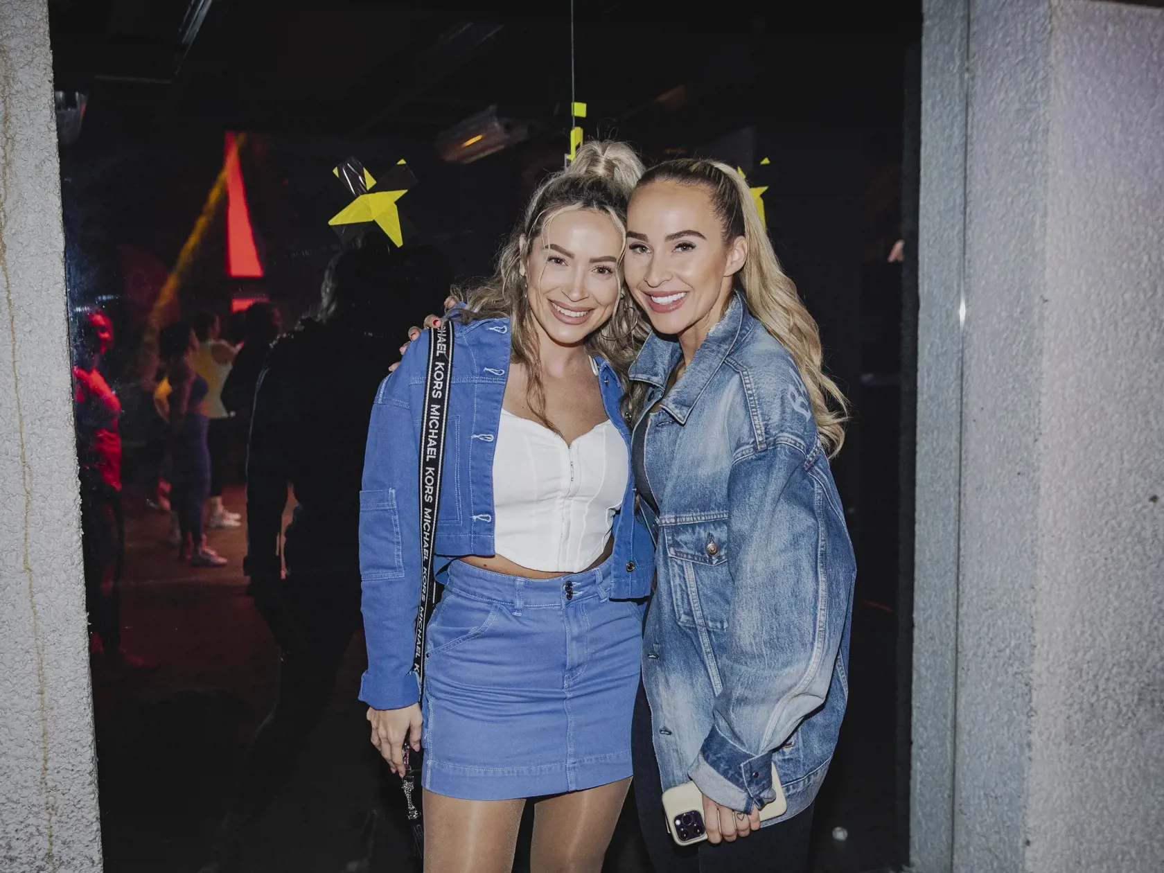 Na snímke Dominika Mirgová a Lucia Mokráňová počas benefičného live workoutu a krstu knihy vegánskych receptov „Keď nevládzeš, tak sa najedz“