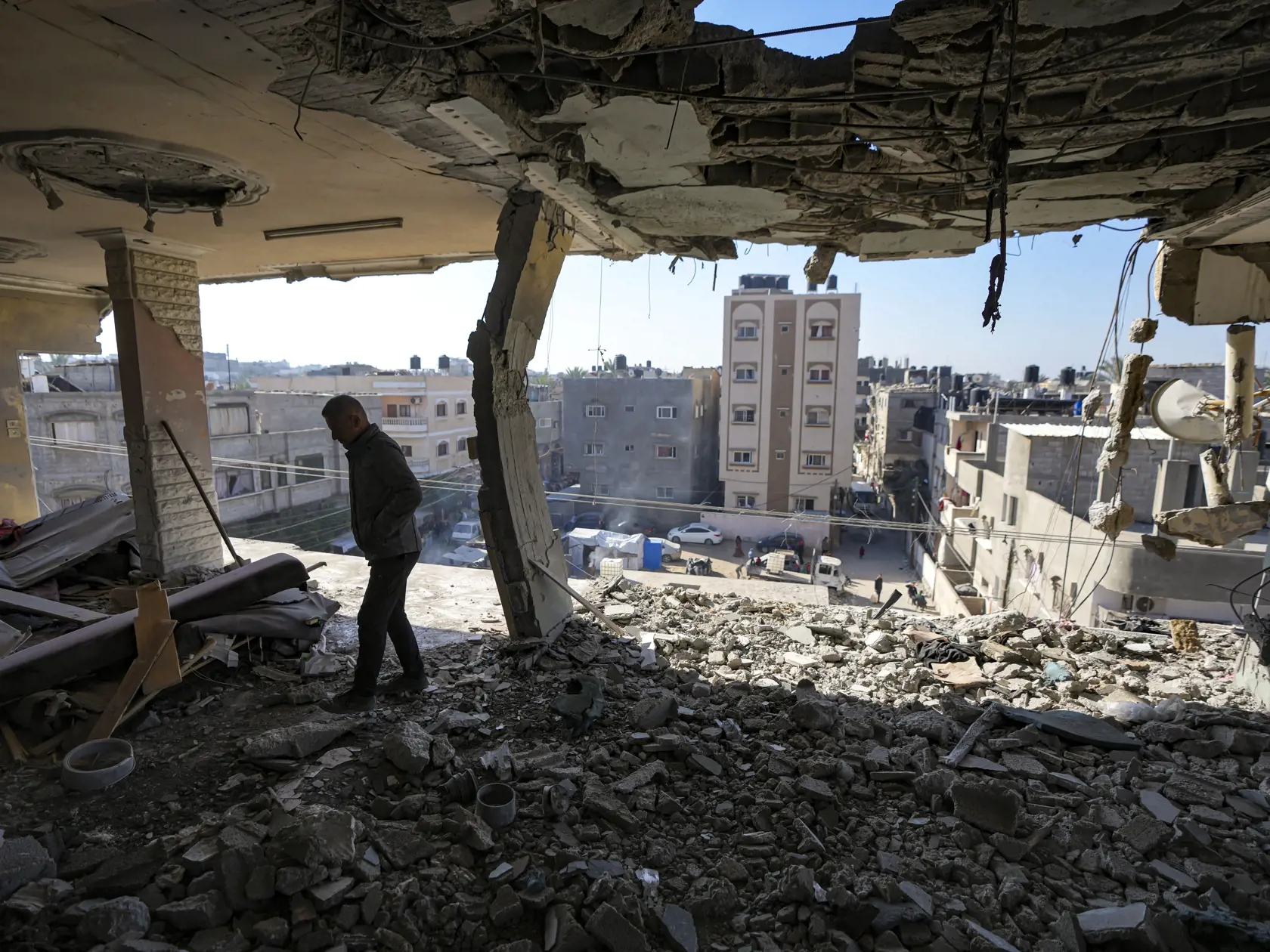 KK37 Dajr al-Balah - Palestínčan sa pozerá na poškodenú obytnú budovu po nočnom izraelskom útoku v meste Dajr al-Balah v Pásme Gazy v stredu 8. januára 2025. FOTO TASR/AP
A Palestinian looks at a damaged residential building following an overnight Israeli strike in Deir al-Balah, Gaza Strip, Wednesday, Jan. 8, 2025. (AP Photo/Abdel Kareem Hana)