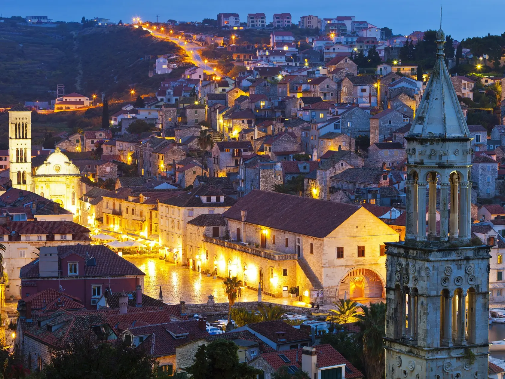 Ostrov Hvar je turistickým rajom. Nádherný je aj v noci.