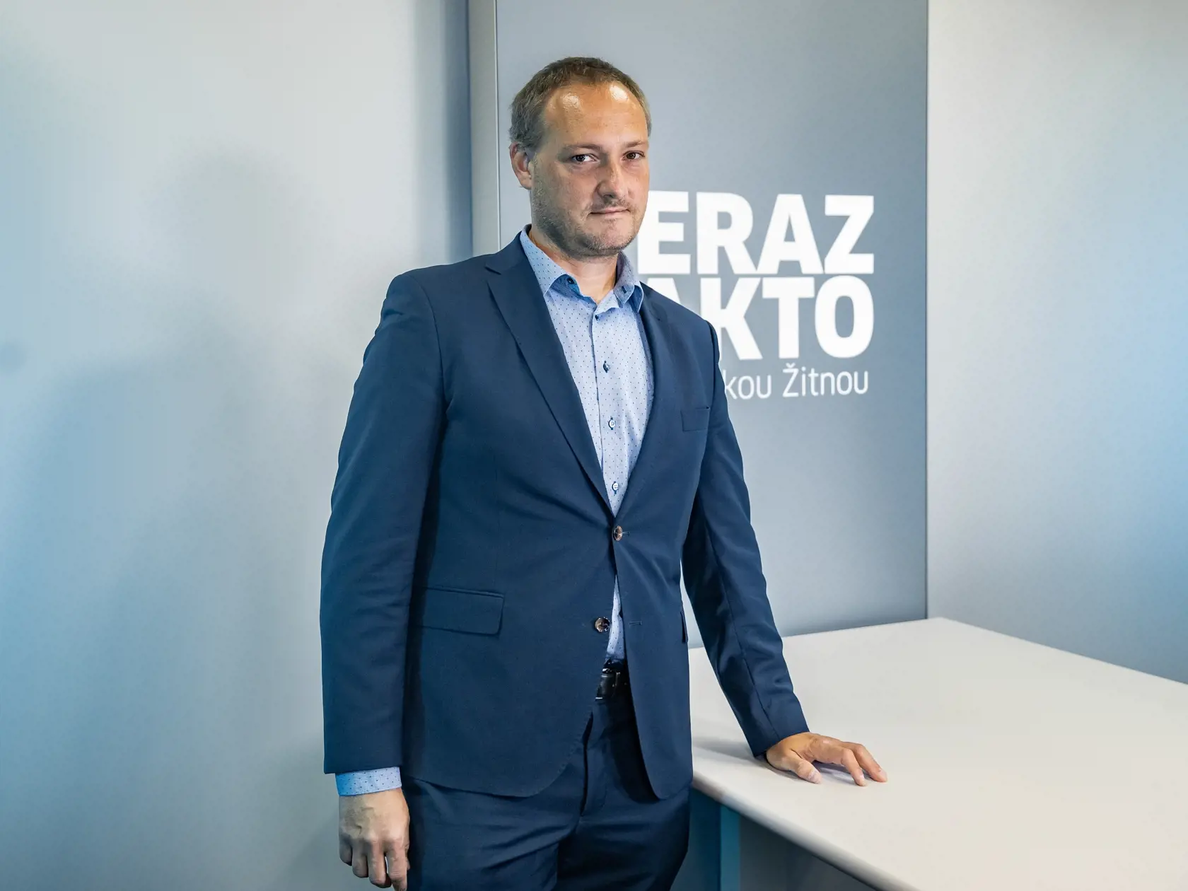 Docent Eduard Burda, dekan Právnickej fakulty UK, upozorňuje na porušovanie princípov právneho štátu.