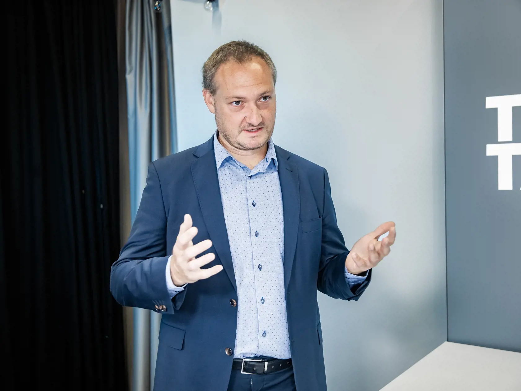 Diskusná relácia "Teraz Takto" a docent Eduard Burda, dekan Právnickej fakulty UK. Upozornil, ako ľahko možno zničiť základy právneho štátu.
