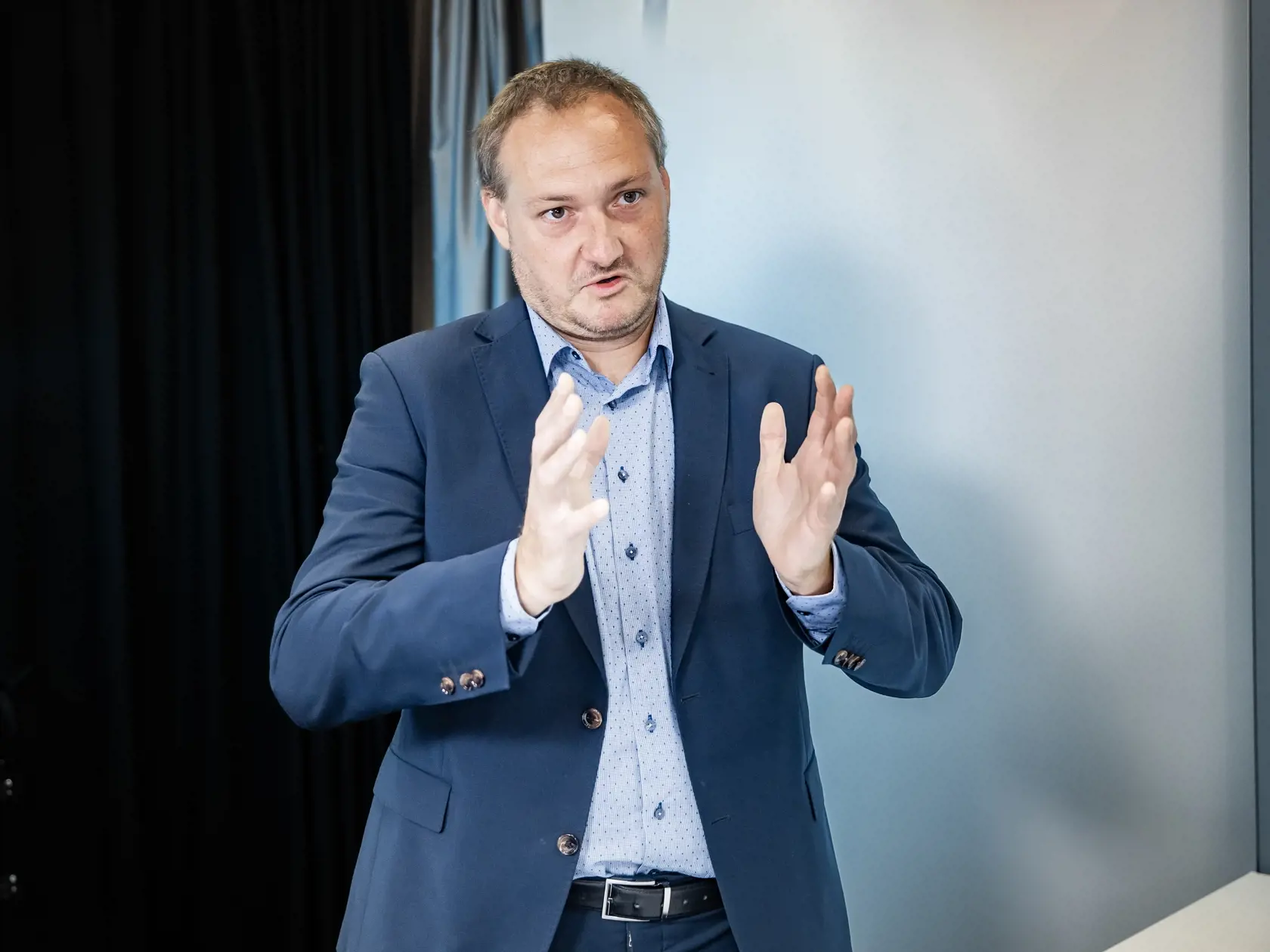 Docent Eduard Burda, dekan Právnickej fakulty UK, vysvetľoval, čo znamená odpočúvanie Kočnera a advokátov vo väznici.
