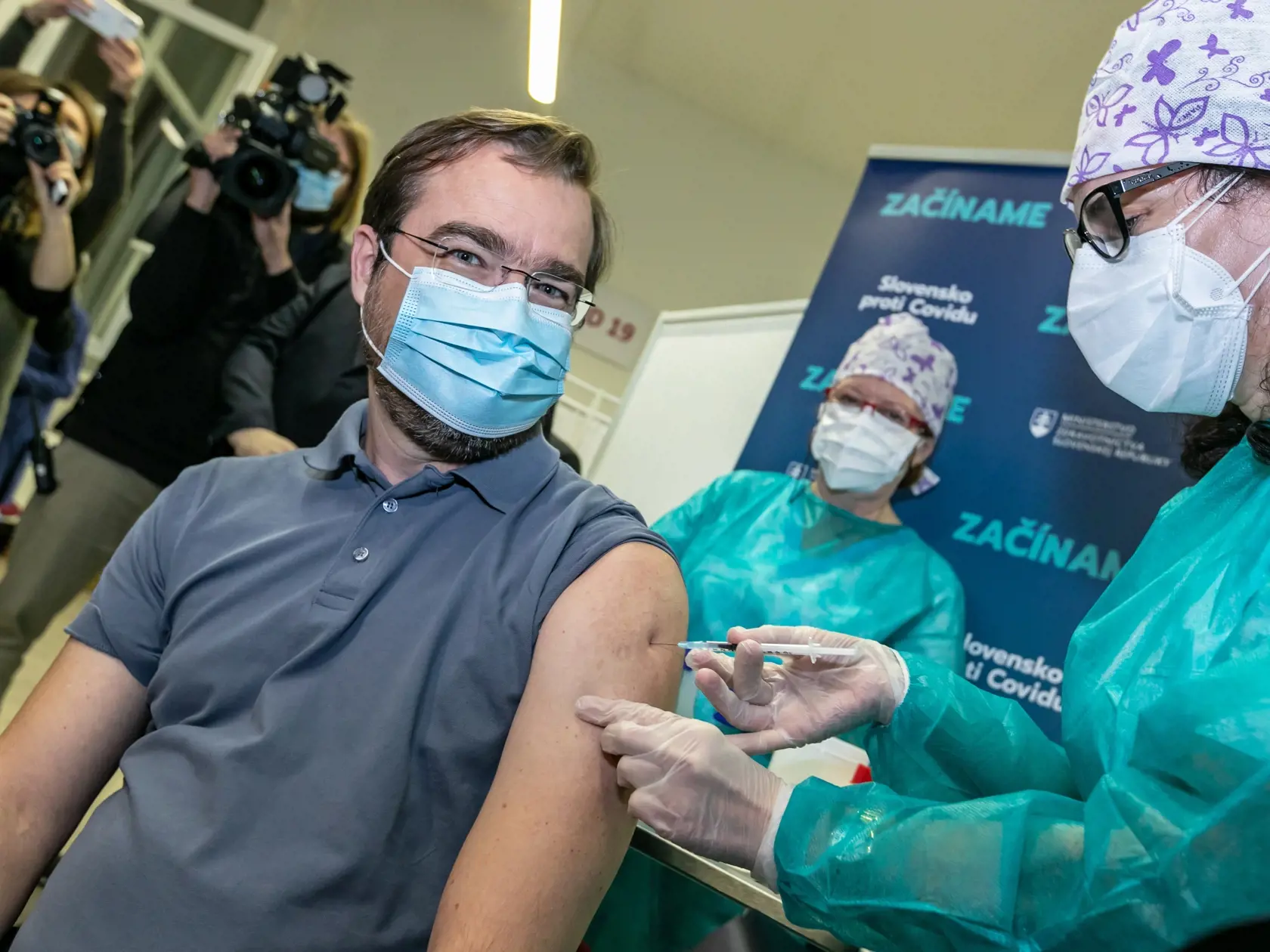 Na snímke očkovanie proti vírusu Covid-19 vo Fakultnej nemocnici v Nitre. Minister sa nechal zaočkovať medzi prvými, aby šiel príkladom.