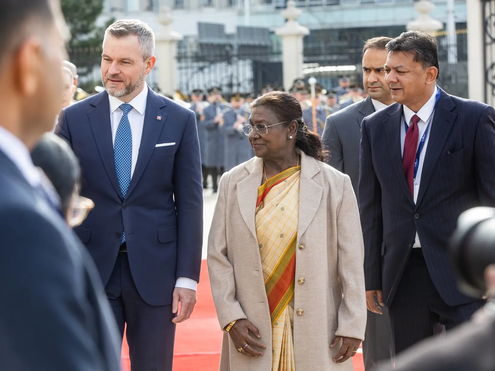 Prezident SR Peter Pellegrini víta v Grasalkovičovom paláci prezidentku Indickej republiky Draupadi Murmúovú.
