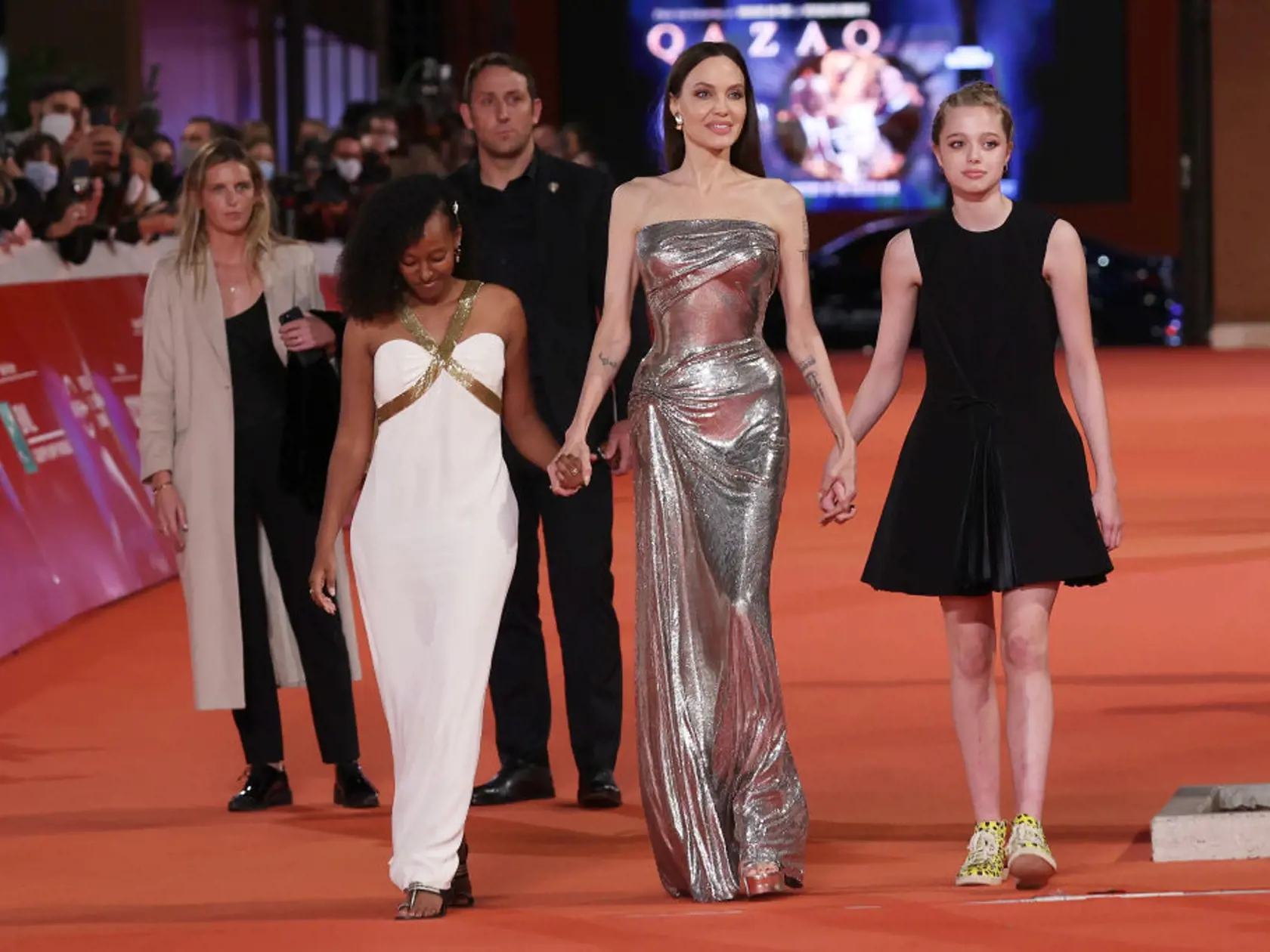 Shiloh Jolie-Pitt zažiarila v čiernych šatách a líčením podtrhla krásu, ktorú zdedila po mame. Zahra upútala pozornosť bielou róbou, v ktorej bola doslova neprehliadnuteľná.