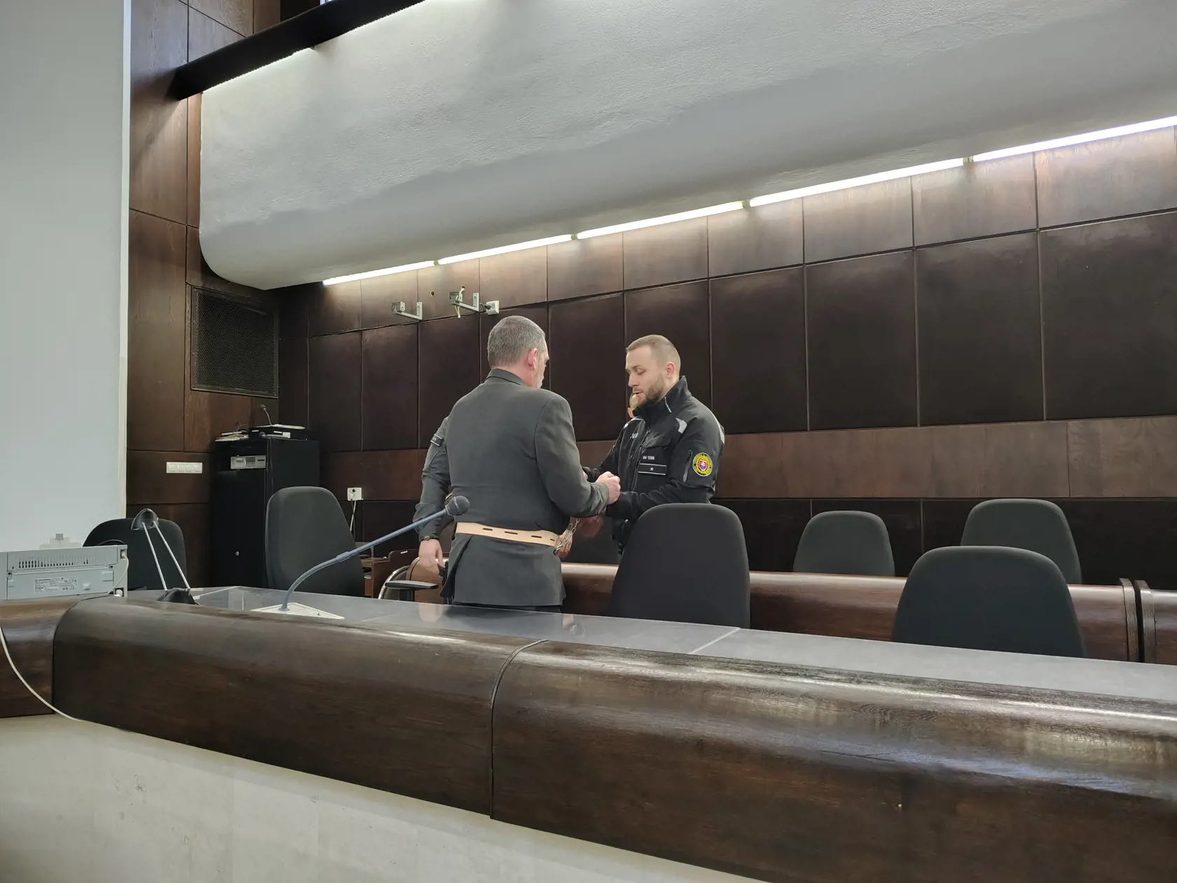 Jozef prišiel na súd v rovnakom obleku ako naposledy. Nezabudol na modrú viazanku. 28.1.2025