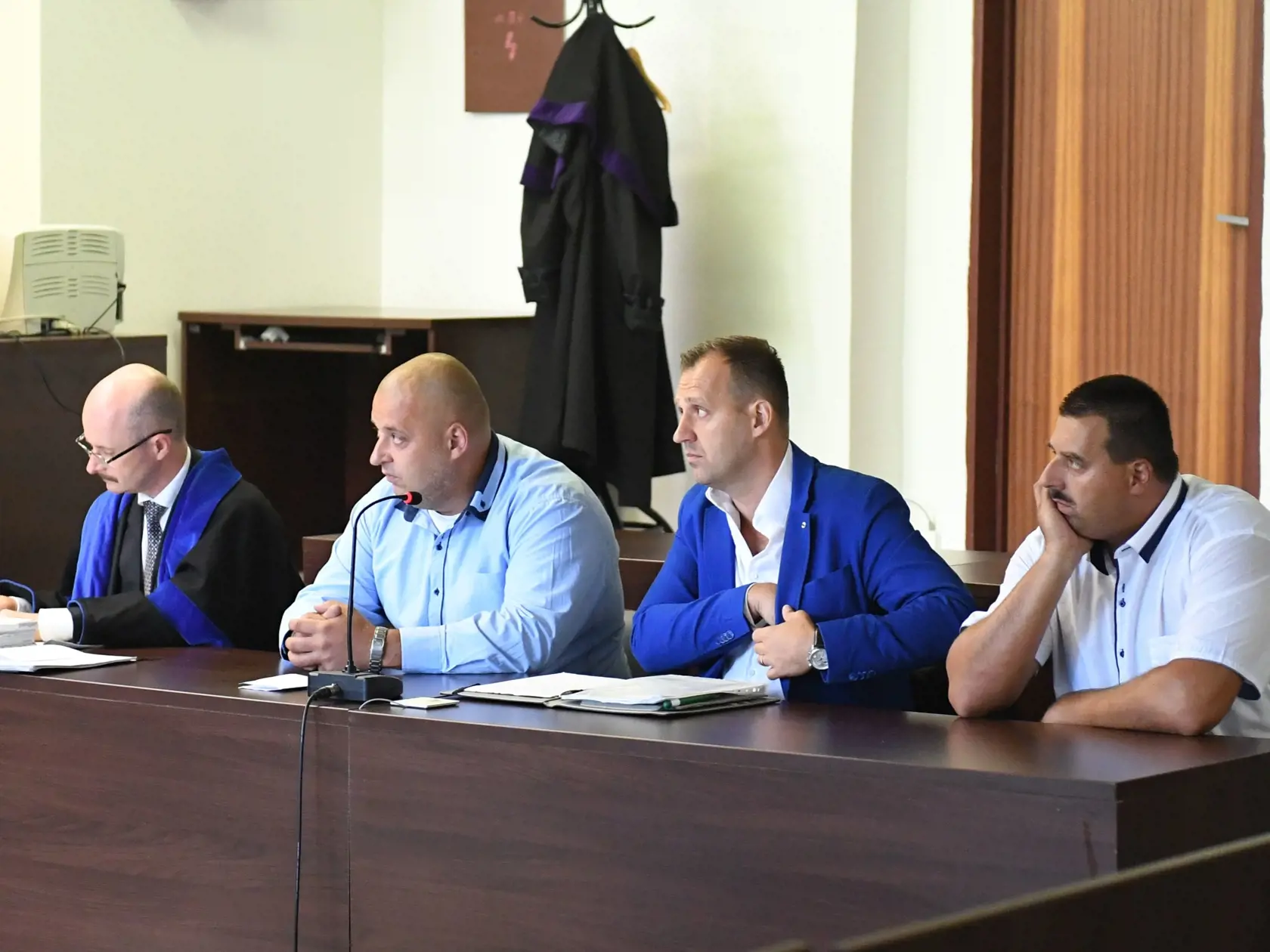 Súdne pojednávanie na Okresnom súde Košice I s obžalovanými bratmi Paškovcami. K násilnej potýčke medzi bratmi a štvoricou Košičanov, vrátane dvoch žien, došlo 22. novembra 2015 okolo 03.30 h pred miestnou pizzeriou. Martin, Maroš a Branislav čelia obvineniu z prečinov výtržníctva, dvaja z nich aj z ublíženia na zdraví v spolupáchateľstve. Na snímke sprava Branislav, Martin a Maroš Paškovci. Košice, 6. septembra 2017. FOTO TASR – František Iván