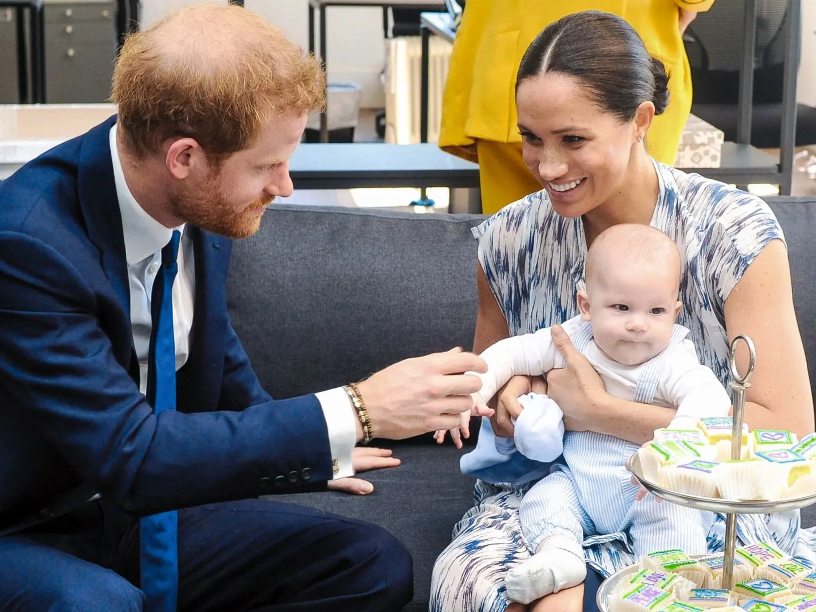 Harry, Meghan a Archi si žijú svoj americký sen, kráľovské povinnosti
prenechali Williamovi a Kate.