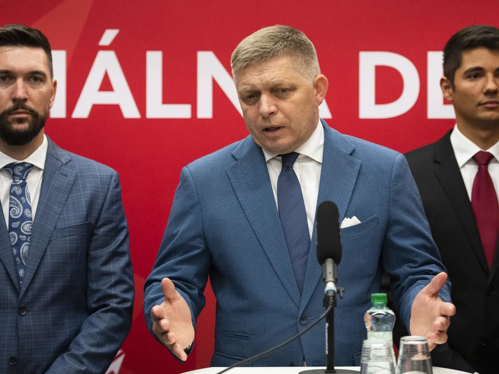 18. júla 2020: Noví podpredsedovia Smeru Richard Takáč (vľavo), Erik Kaliňák (vpravo) a staronový predseda strany Robert Fico počas tlačovej konferencie po pracovnom sneme strany Smer – sociálna demokracia v Bratislave 18. júla 2020. 