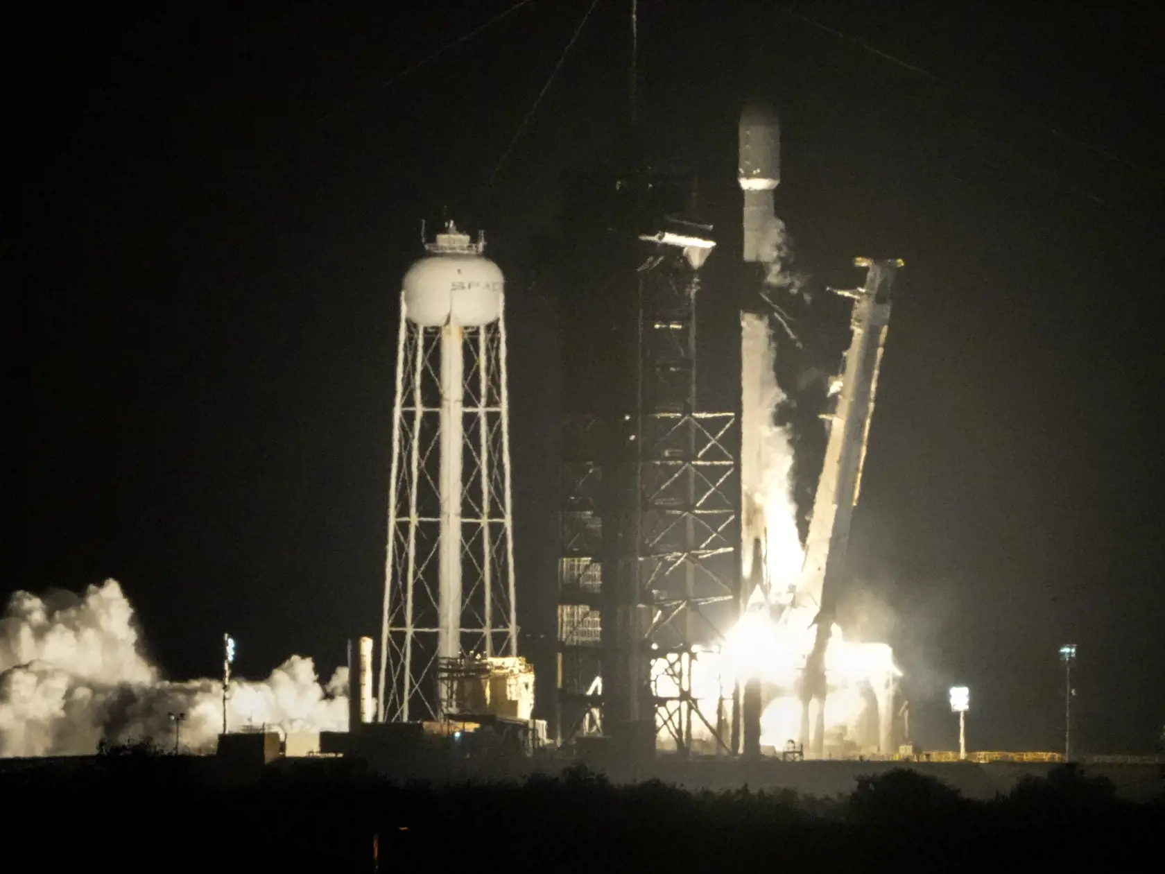 KK3 Mys Canaveral - Raketa Falcon 9 súkromnej spoločnosti SpaceX vlastnenej miliardárom Elonom Muskom vyniesla v stredu 15. januára 2025 z kozmodrómu na Myse Canaveral dva lunárne pristávacie moduly. Prvým je Blue Ghost, ktorý vyvinula a skonštruovala spoločnosť Firefly Aerospace so sídlom v americkom štáte Texas, druhým  Resilience od japonského start-upu ispace. FOTO TASR/AP 
A SpaceX Falcon 9 rocket lifts off from pad 39A with a payload of a pair of lunar landers at the Kennedy Space Center in Cape Canaveral, Fla., Wednesday, Jan. 15, 2025. (AP Photo/John Raoux)