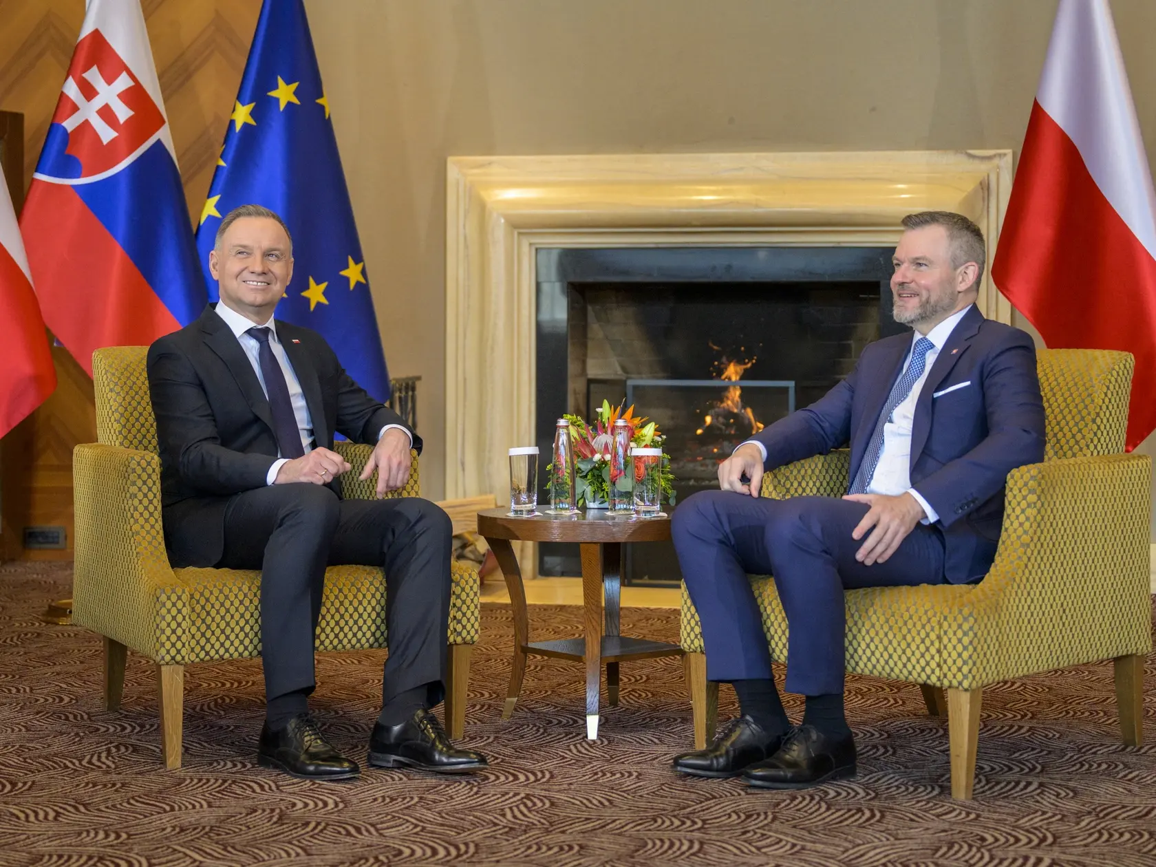 Na snímke sprava slovenský prezident Peter Pellegrini sa rozpráva s poľským prezidentom Andrzejom Dudom počas jeho rozlúčkovej návštevy na Slovensku na Štrbskom Plese v utorok 1. apríla 2025. FOTO TASR - Veronika Mihaliková
