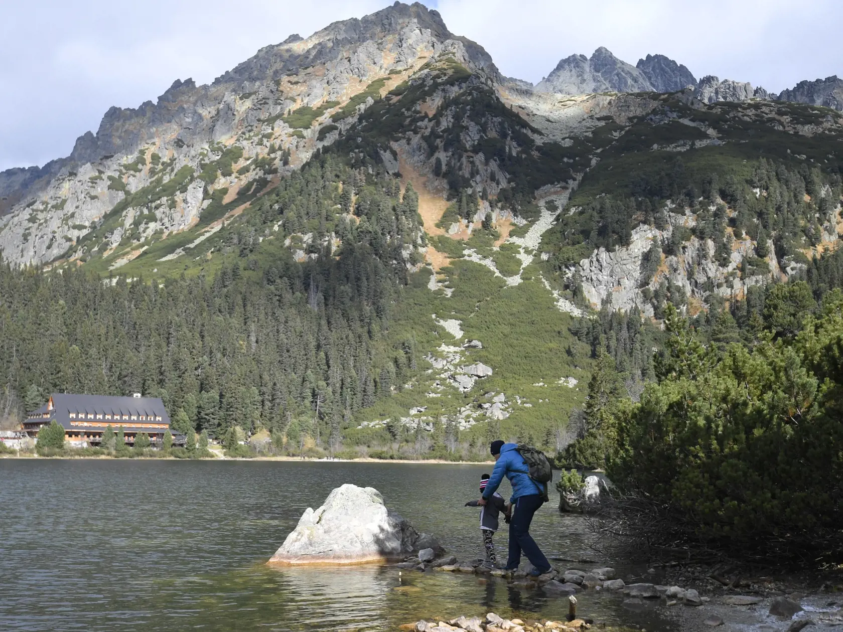 Na snímke turisti vo Vysokých Tatrách pri Popradskom plese 23. októbra 2021. FOTO TASR – František Iván