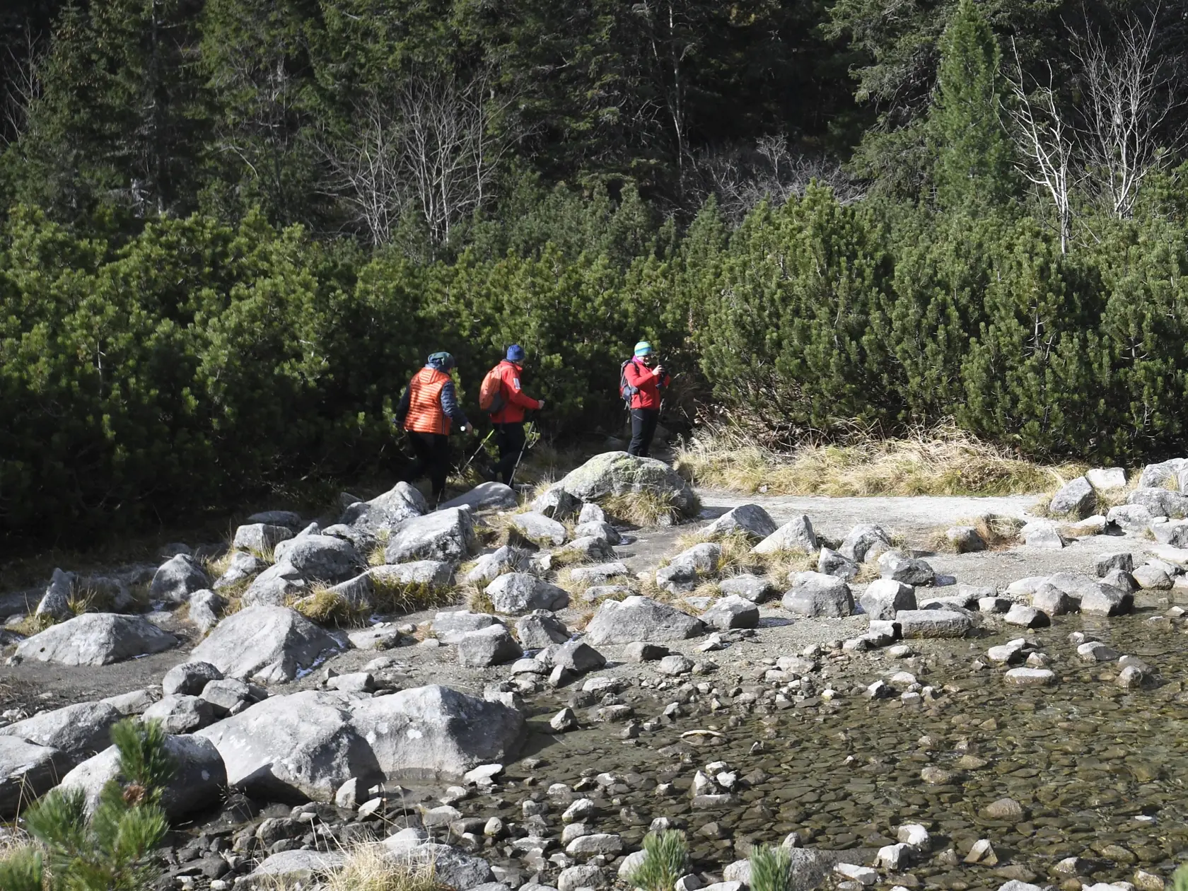 Na snímke turisti vo Vysokých Tatrách pri Popradskom plese 23. októbra 2021. FOTO TASR – František Iván