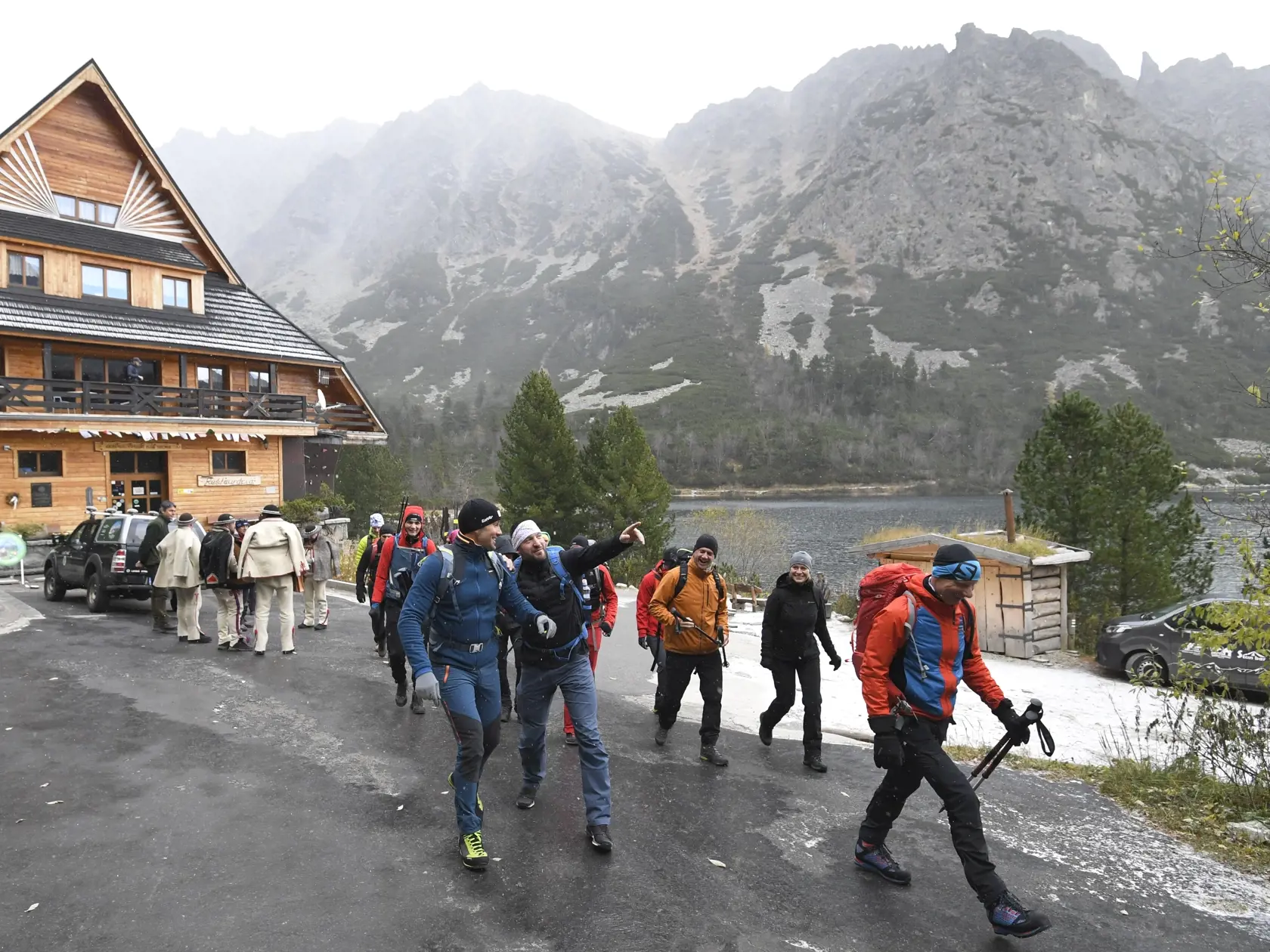 Na snímke turisti vo Vysokých Tatrách pri Popradskom plese 23. októbra 2021. FOTO TASR – František Iván