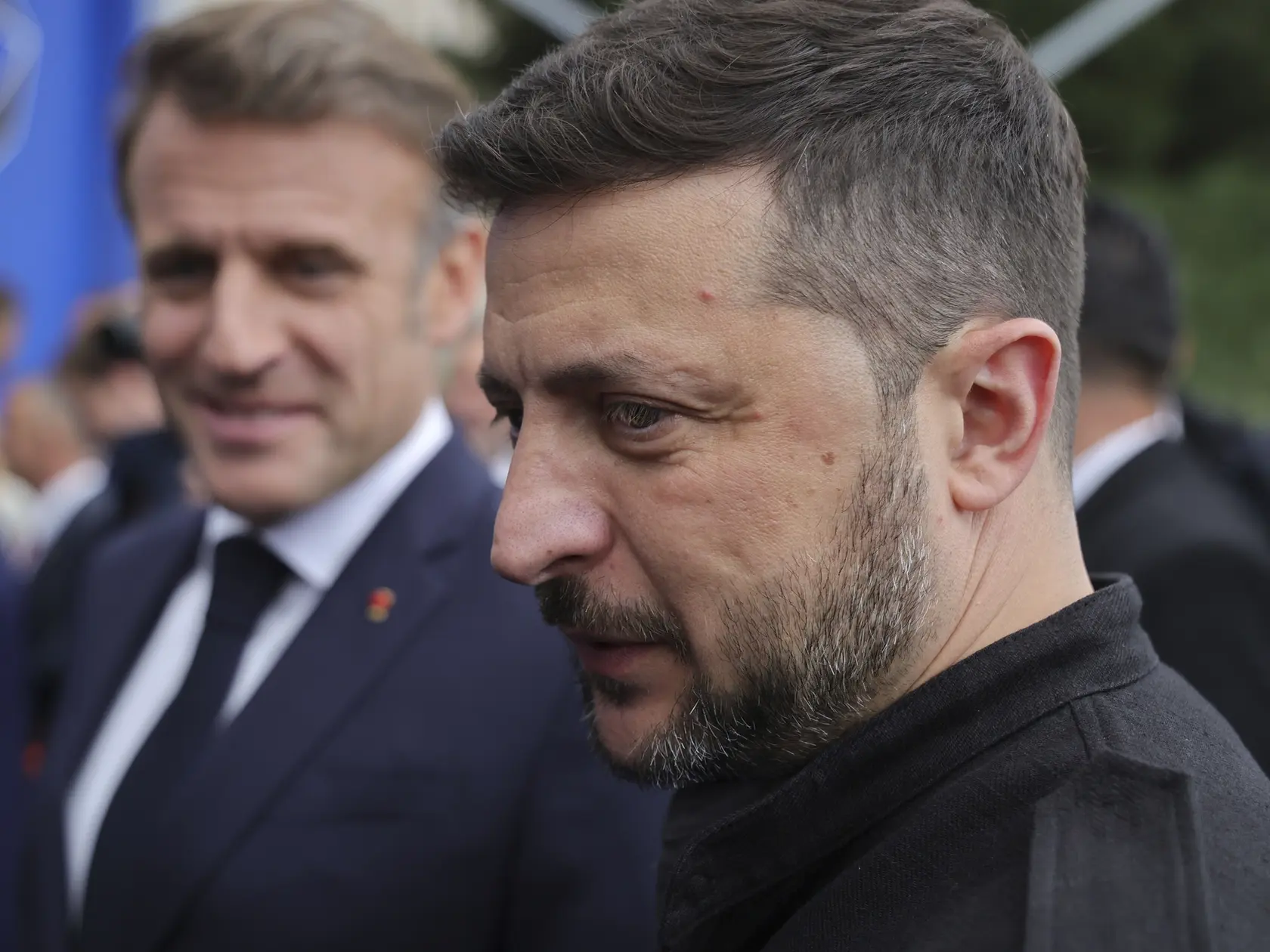 Ukrajinský prezident Volodymyr Zelenskyj (v popredí) a francúzsky prezident Emmanuel Macron na 6. summite Európskeho politického spoločenstva (EPC) v Tirane v piatok 16. mája 2025. V Albánsku sa stretli lídri z celého európskeho kontinentu, aby rokovali na tému „Nová Európa v novom svete: jednota - spolupráca - spoločné opatrenia“.
