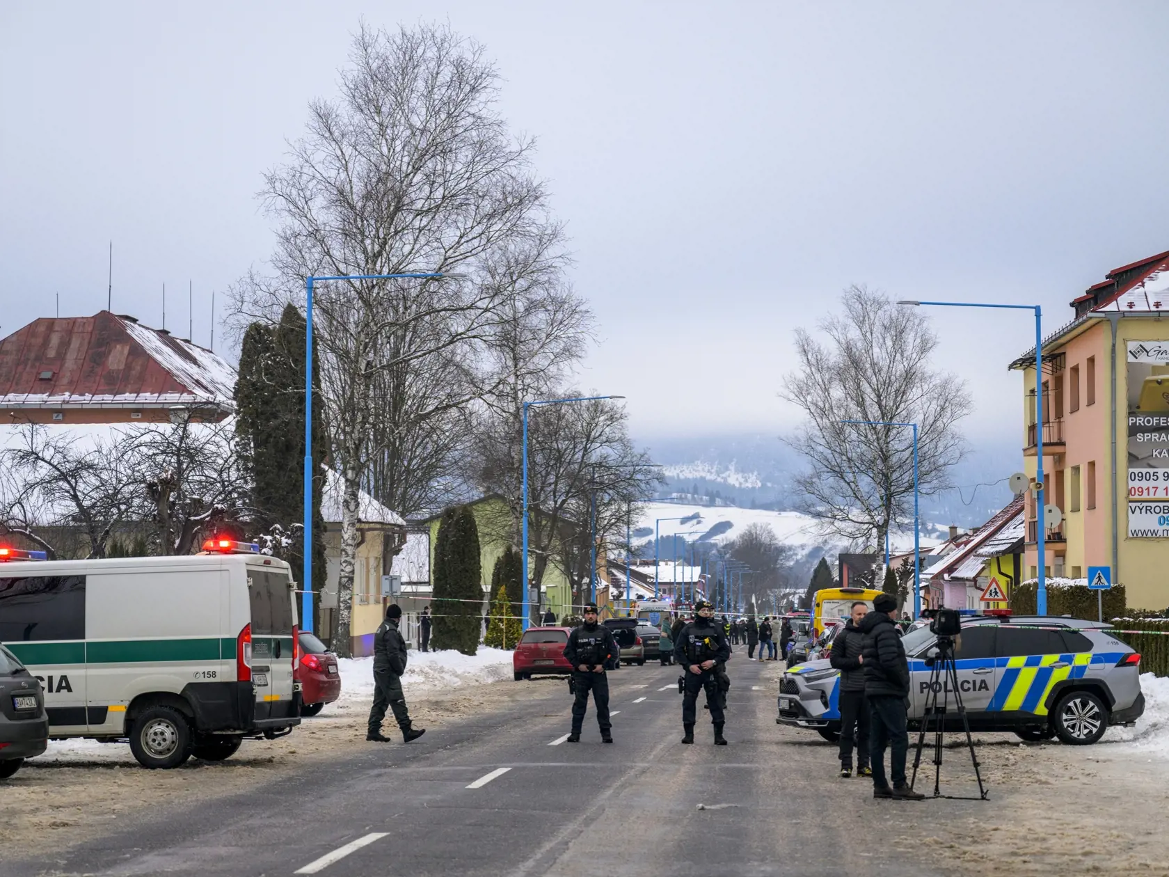Na snímke polícia hliadkuje na ceste, ktorá vedie k budove gymnázia po útoku nožom v meste Spišská Stará Ves (okres Kežmarok) vo štvrtok 16. januára 2025. Po útoku hlásia dvoch mŕtvych. Jeden pacient je v kritickom stave. TASR to potvrdila Danka Capáková z Operačného strediska záchrannej zdravotnej služby (OS ZZS) SR. Podozrivého 18-ročného študenta, ktorý sa mal dopustiť tohto závažného skutku, polícia zadržala.  FOTO TASR - Veronika Mihaliková