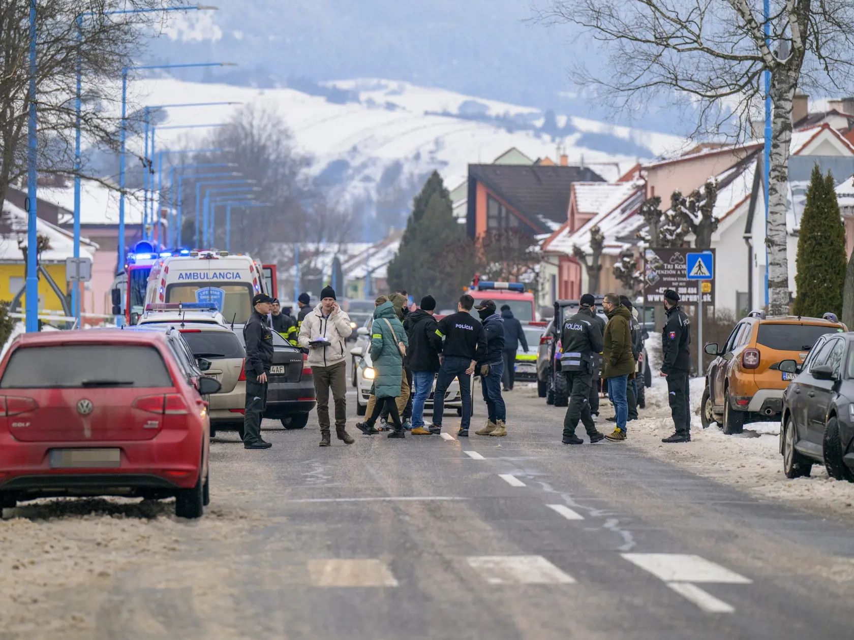 Na snímke príslušníci záchranných zložiek zasahujú po útoku nožom pred budovou gymnázia (nie je na snímke) v meste Spišská Stará Ves (okres Kežmarok) vo štvrtok 16. januára 2025. Po útoku hlásia dvoch mŕtvych. Jeden pacient je v kritickom stave. TASR to potvrdila Danka Capáková z Operačného strediska záchrannej zdravotnej služby (OS ZZS) SR. Podozrivého 18-ročného študenta, ktorý sa mal dopustiť tohto závažného skutku, polícia zadržala.  FOTO TASR - Veronika Mihaliková