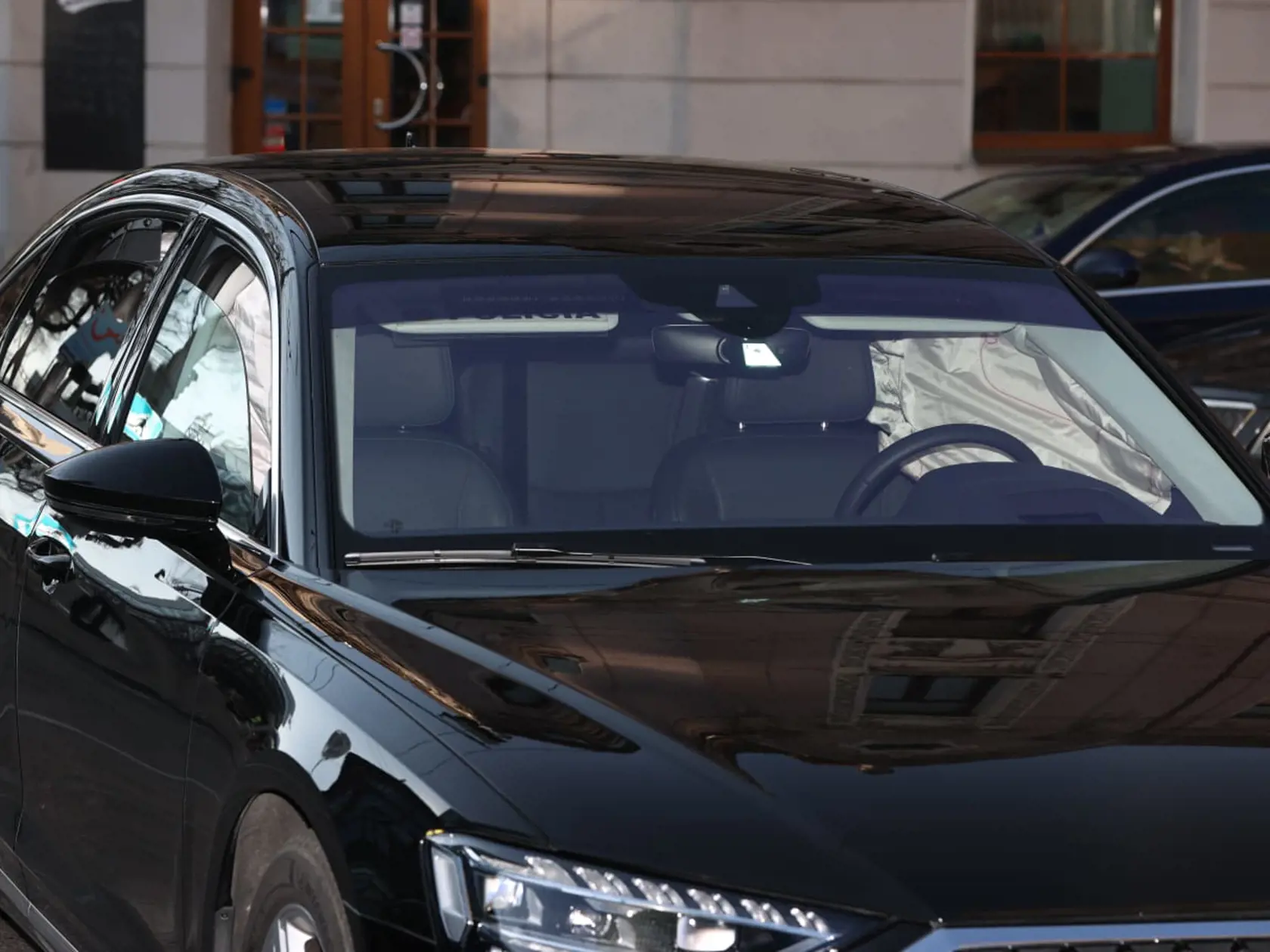 Minister financií Ladislav Kamenický mal v Bratislave autonehodu. Ku kolízii došlo 3. februára 2025 v ranných hodinách na križovatke pri Mlynských Nivách. Na fotografii vládne služobné vozidlo, ktoré po nehode z križovatky odtiahli.