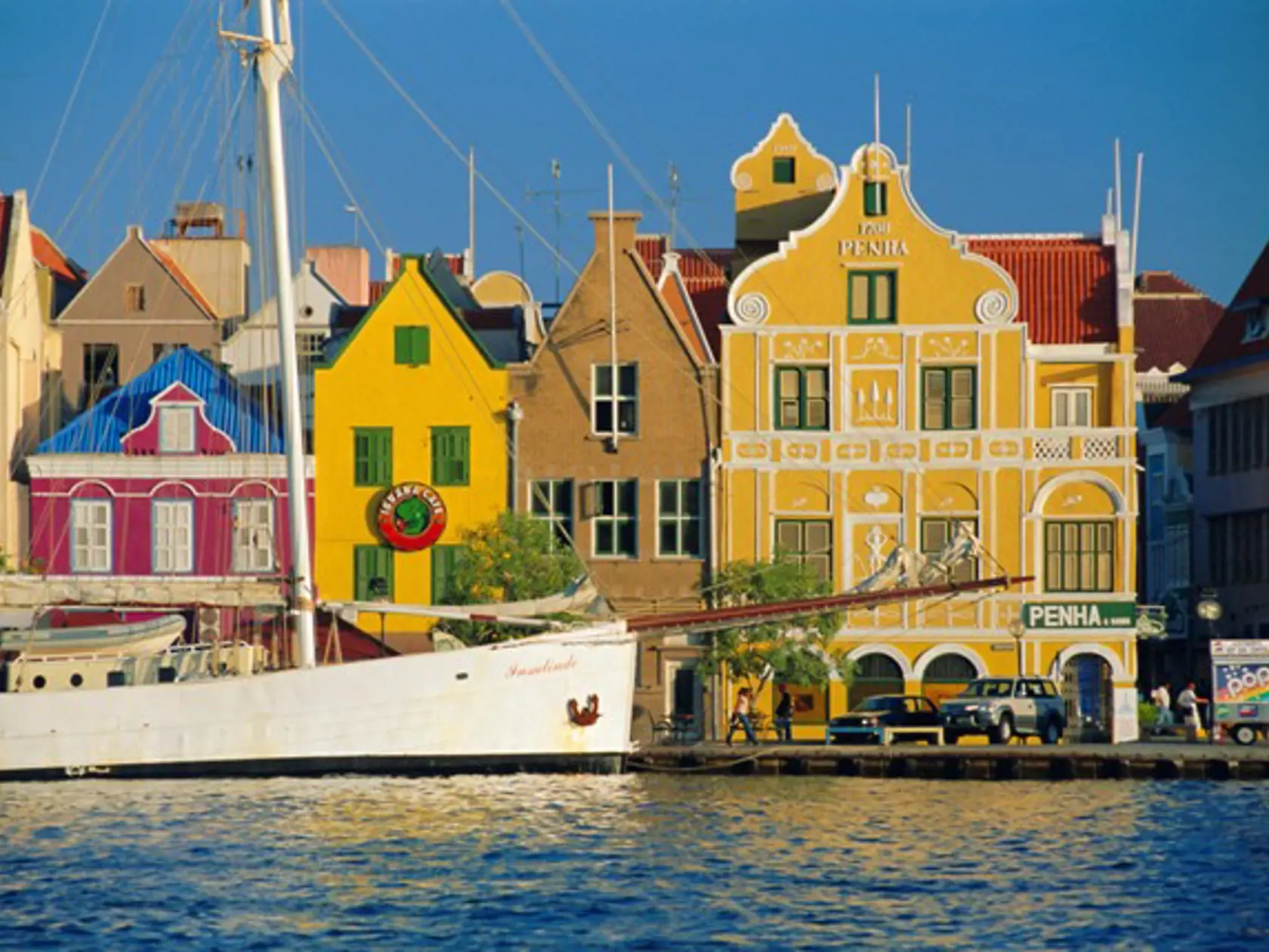 Curacao:
patrí k Holandským Antilám v Karibiku, 140-tisíc obyvateľov, ceny domov od 70-tisíc eur (2,1 mil. Sk)