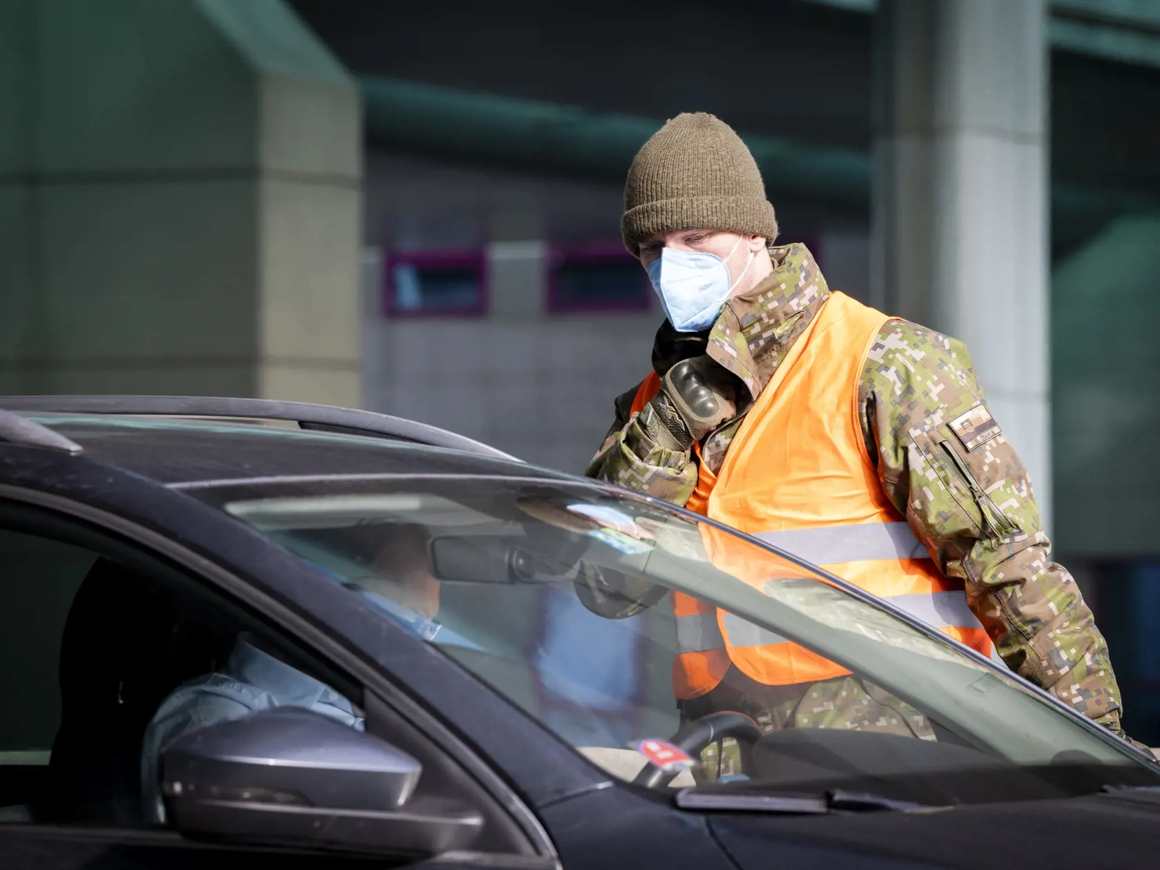 Polícia od stredy posilnila a zintenzívnila kontroly na hraniciach s Maďarskom, Rakúskom, Českom aj Poľskou republikou. Pri kontrolách vypomáhajú  aj vojaci. Na snímke polícia spolu s vojakmi kontroluje hranice na slovensko - rakúskom hraničnom priechode Bratislava Jarovce - Kittsee 3. marca 2021. FOTO TASR - Jaroslav Novák