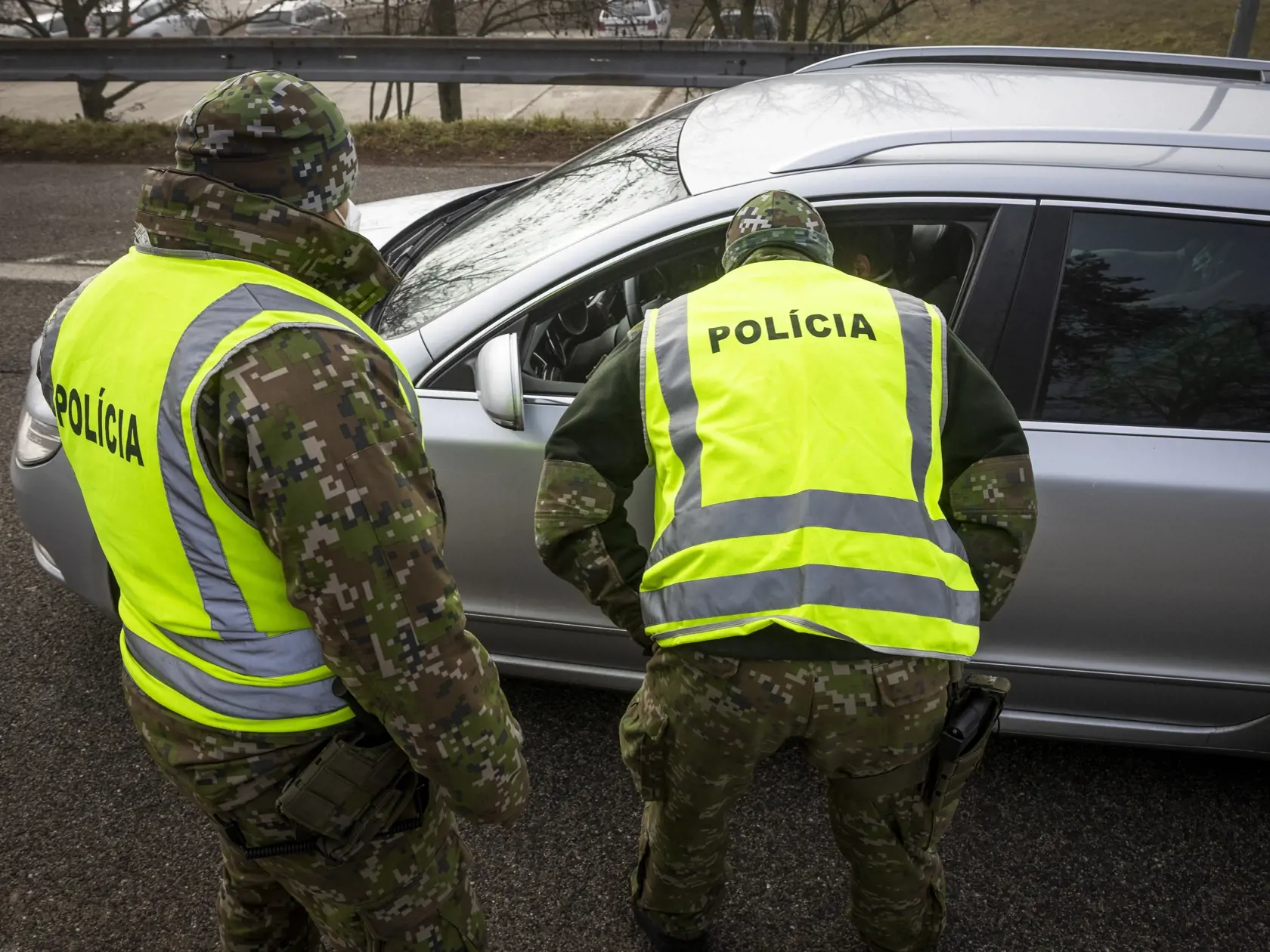 Polícia od stredy posilnila a zintenzívnila kontroly na hraniciach s Maďarskom, Rakúskom, Českom aj Poľskou republikou. Pri kontrolách vypomáhajú  aj vojaci. Na snímke polícia spolu s vojakmi kontroluje hranice na slovensko - rakúskom hraničnom priechode Bratislava - Berg  3. marca 2021. FOTO TASR - Jaroslav Novák