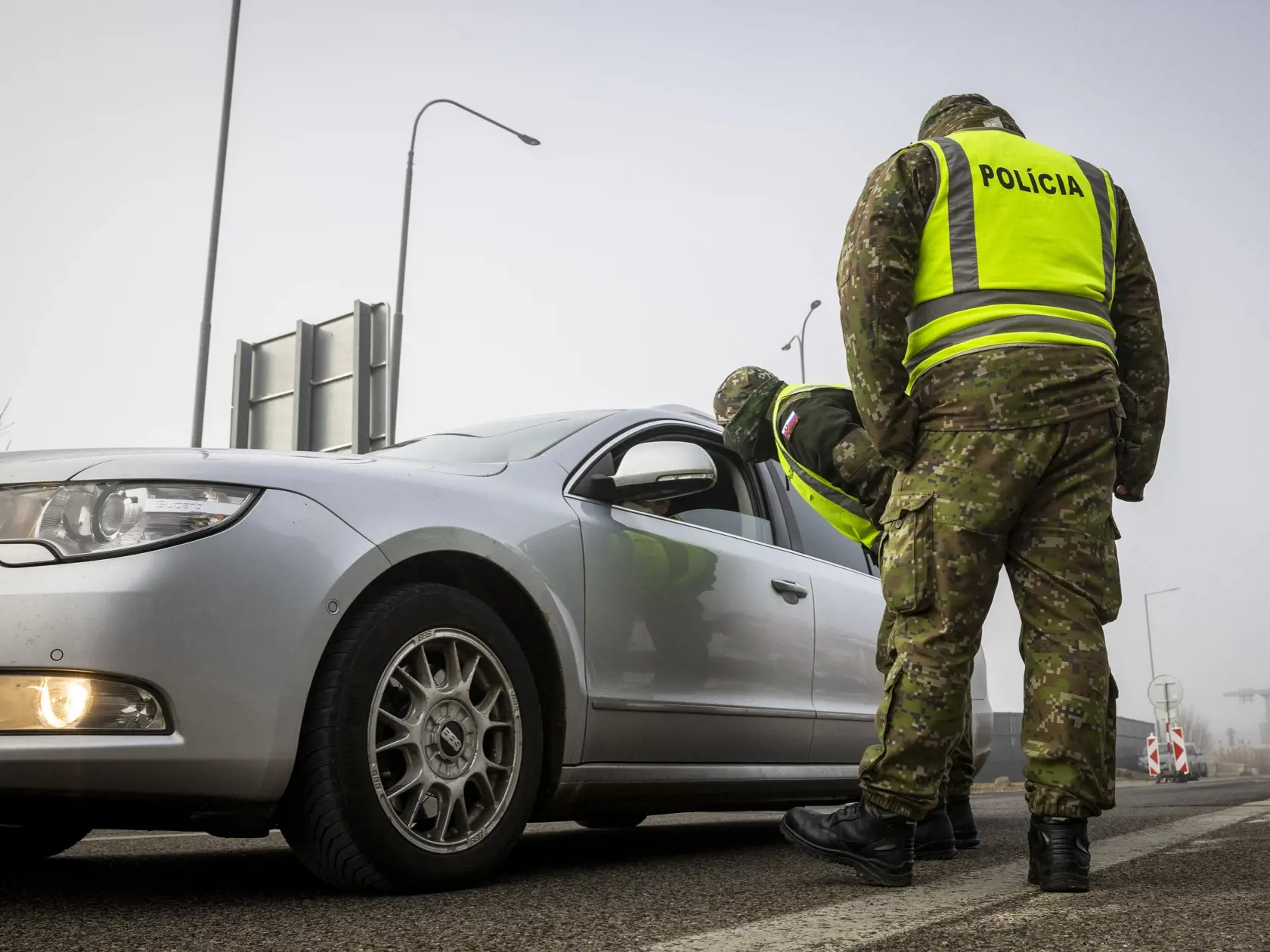 Polícia od stredy posilnila a zintenzívnila kontroly na hraniciach s Maďarskom, Rakúskom, Českom aj Poľskou republikou. Pri kontrolách vypomáhajú  aj vojaci. Na snímke polícia spolu s vojakmi kontroluje hranice na slovensko - rakúskom hraničnom priechode Bratislava - Berg  3. marca 2021. FOTO TASR - Jaroslav Novák