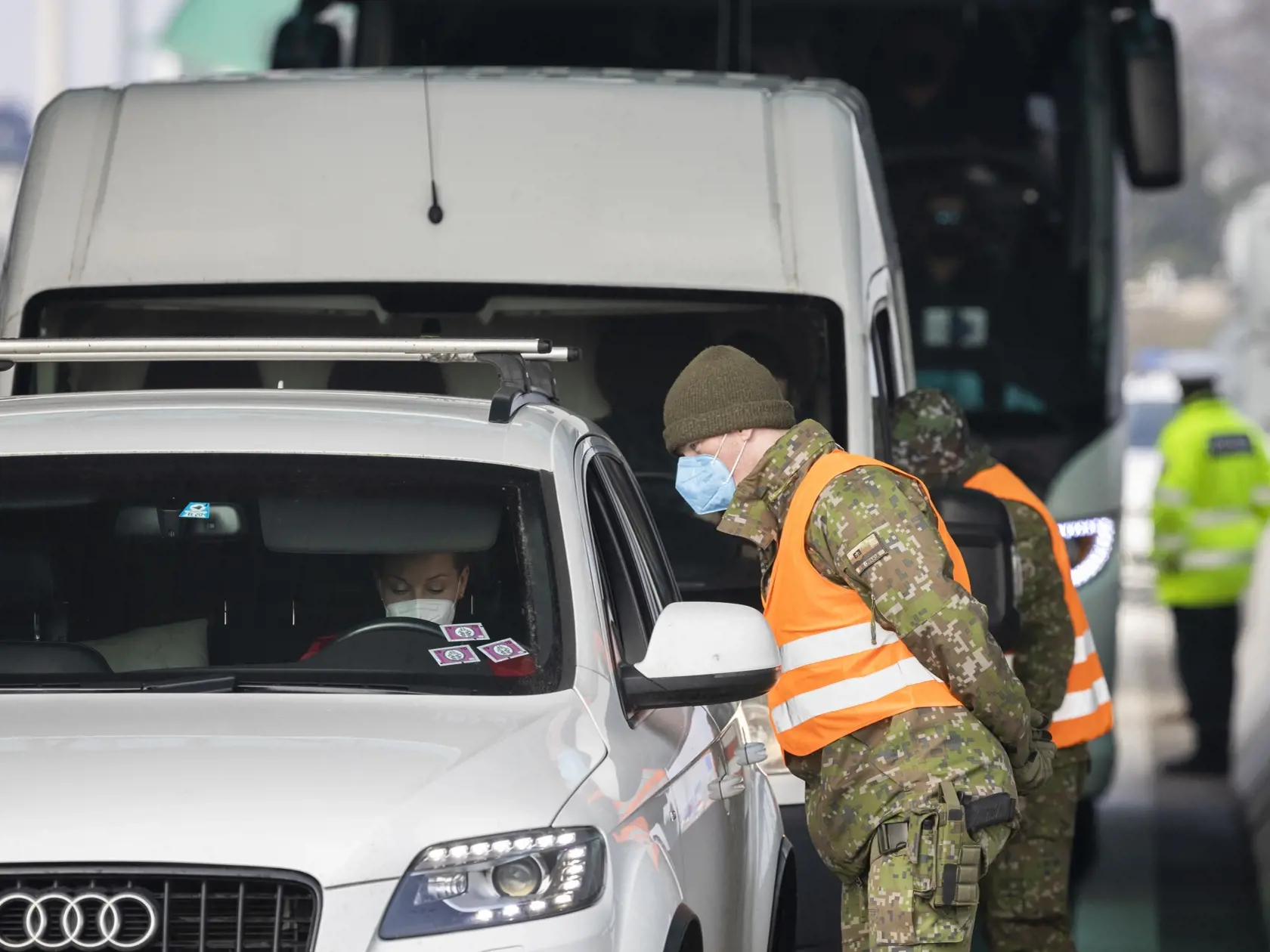 Polícia od stredy posilnila a zintenzívnila kontroly na hraniciach s Maďarskom, Rakúskom, Českom aj Poľskou republikou. Pri kontrolách vypomáhajú  aj vojaci. Na snímke polícia spolu s vojakmi kontroluje hranice na slovensko - rakúskom hraničnom priechode Bratislava Jarovce - Kittsee 3. marca 2021. FOTO TASR - Jaroslav Novák