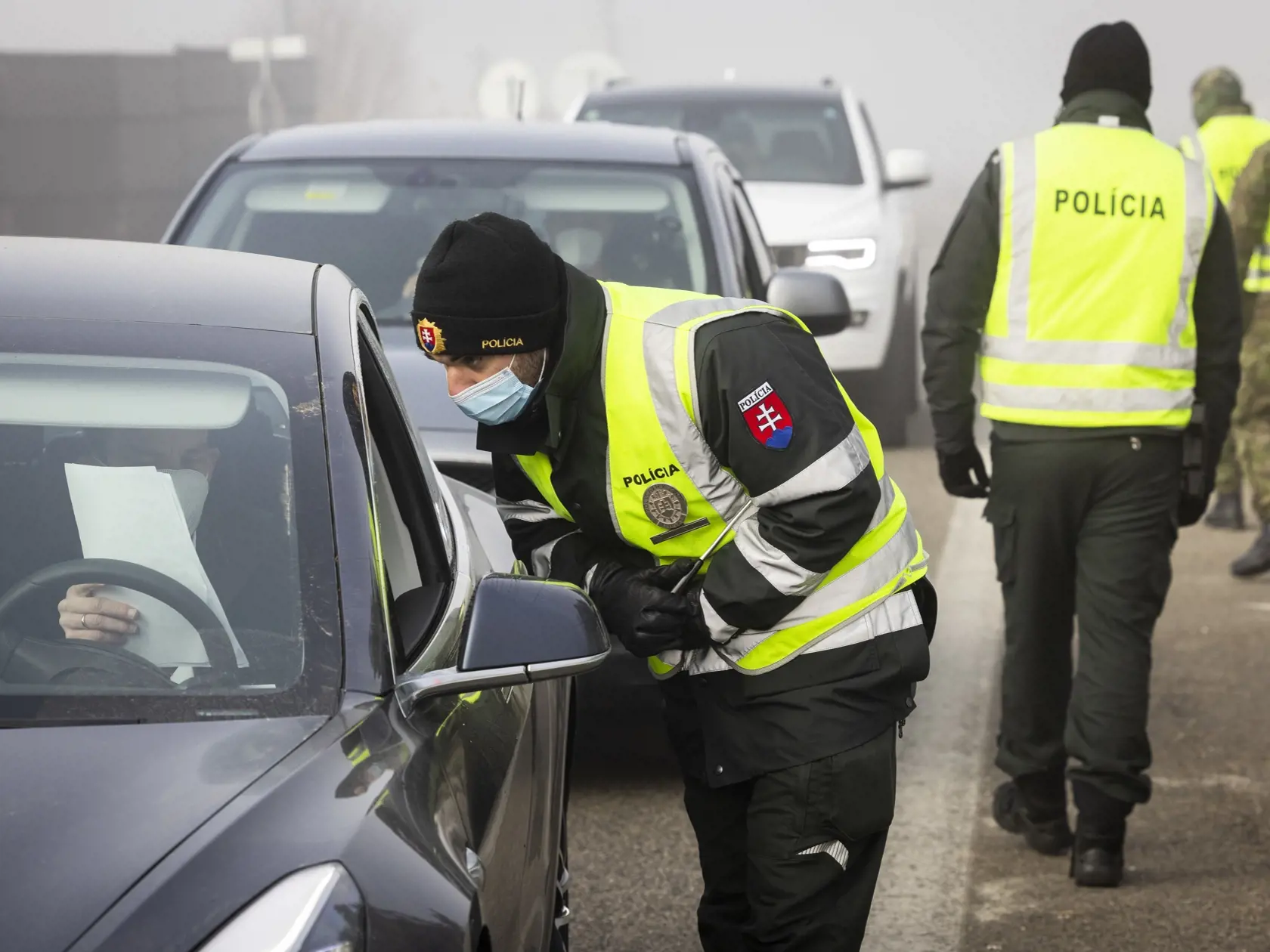 Polícia od stredy posilnila a zintenzívnila kontroly na hraniciach s Maďarskom, Rakúskom, Českom aj Poľskou republikou. Pri kontrolách vypomáhajú  aj vojaci. Na snímke polícia spolu s vojakmi kontroluje hranice na slovensko - rakúskom hraničnom priechode Bratislava - Berg  3. marca 2021. FOTO TASR - Jaroslav Novák