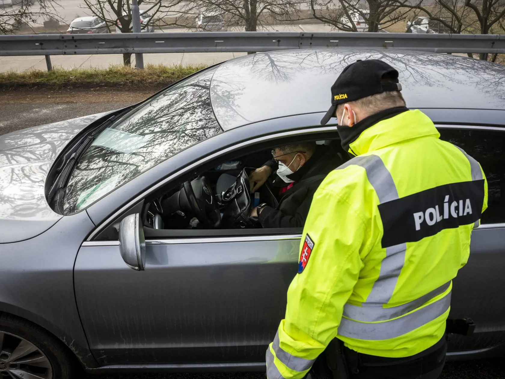 Polícia od stredy posilnila a zintenzívnila kontroly na hraniciach s Maďarskom, Rakúskom, Českom aj Poľskou republikou. Pri kontrolách vypomáhajú  aj vojaci. Na snímke polícia spolu s vojakmi kontroluje hranice na slovensko - rakúskom hraničnom priechode Bratislava - Berg  3. marca 2021. FOTO TASR - Jaroslav Novák