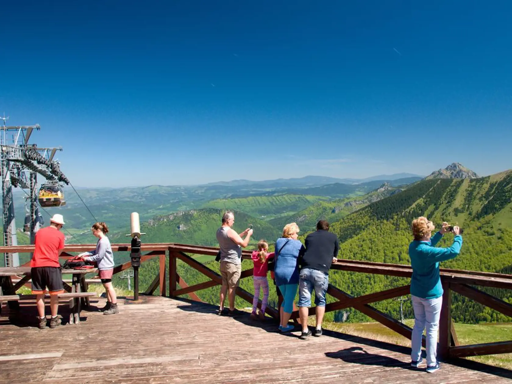 Veľký Rozsutec (1610 m.n.m.) je často mnohými označovaný za jeden z najkrajších vrchov Slovenska. Koniec koncov, nachádza sa aj v logu Národného parku Malá Fatra a verte, že naozaj oprávnene.