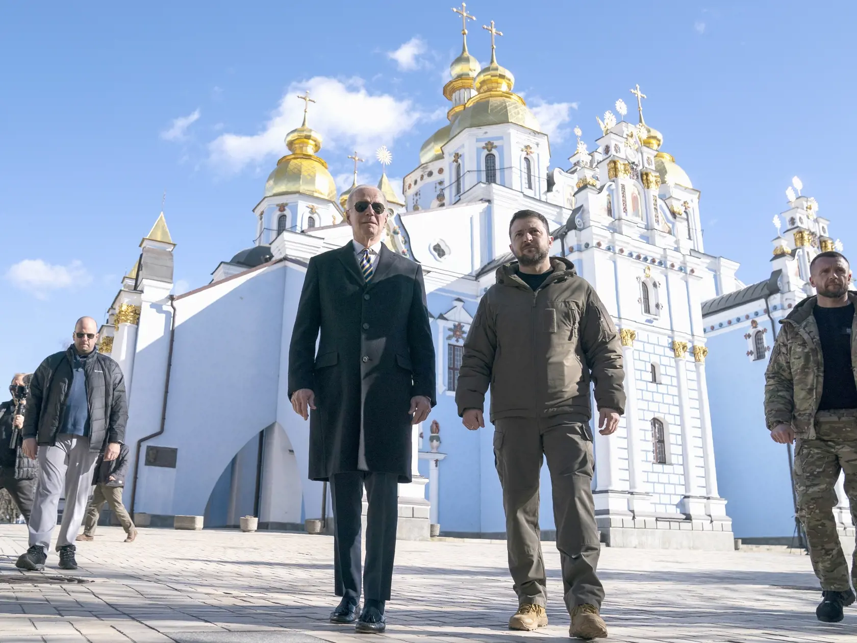 KK8 archív Kyjev - Na archívnej snímke z 20. februára 2023 v Kyjeve americký prezident Joe Biden a ukrajinský prezident Volodymyr Zelenskyj kráčajú pred pravoslávnym chrámom sv. Michala v Kyjeve. Americký minister zahraničných vecí Antony Blinken po oznámení prezidenta USA Joea Bidena, že odstupuje z boja o znovuzvolenie za šéfa Bieleho domu, ocenil jeho doterajšie pôsobenie v tejto najvyššej funkcii. Za Bidenovu podporu Ukrajine sa mu poďakoval jej prezident Volodymyr Zelenskyj. FOTO TASR/AP
FI
