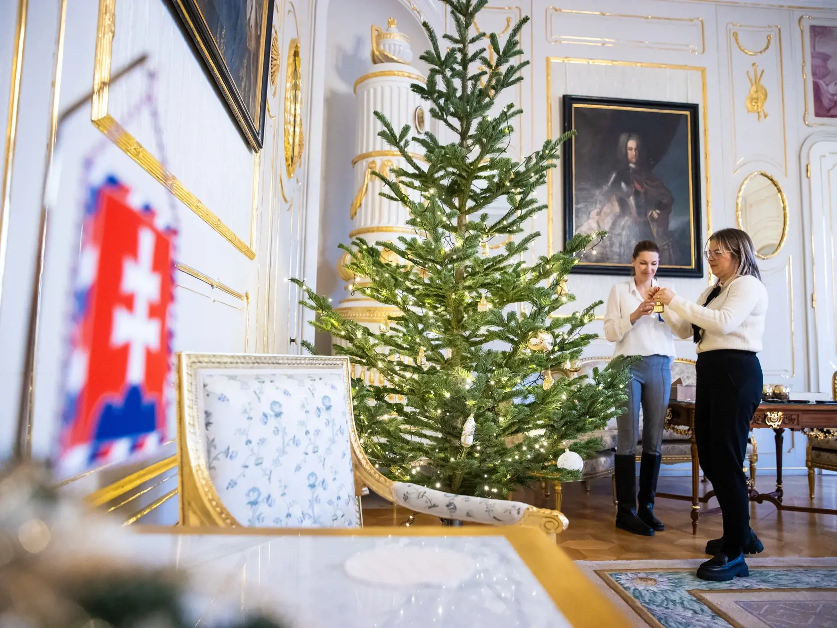 13 členný tím sa na zdobenie stromčeka v Prezidentskom paláci pripravoval 3 mesiace.