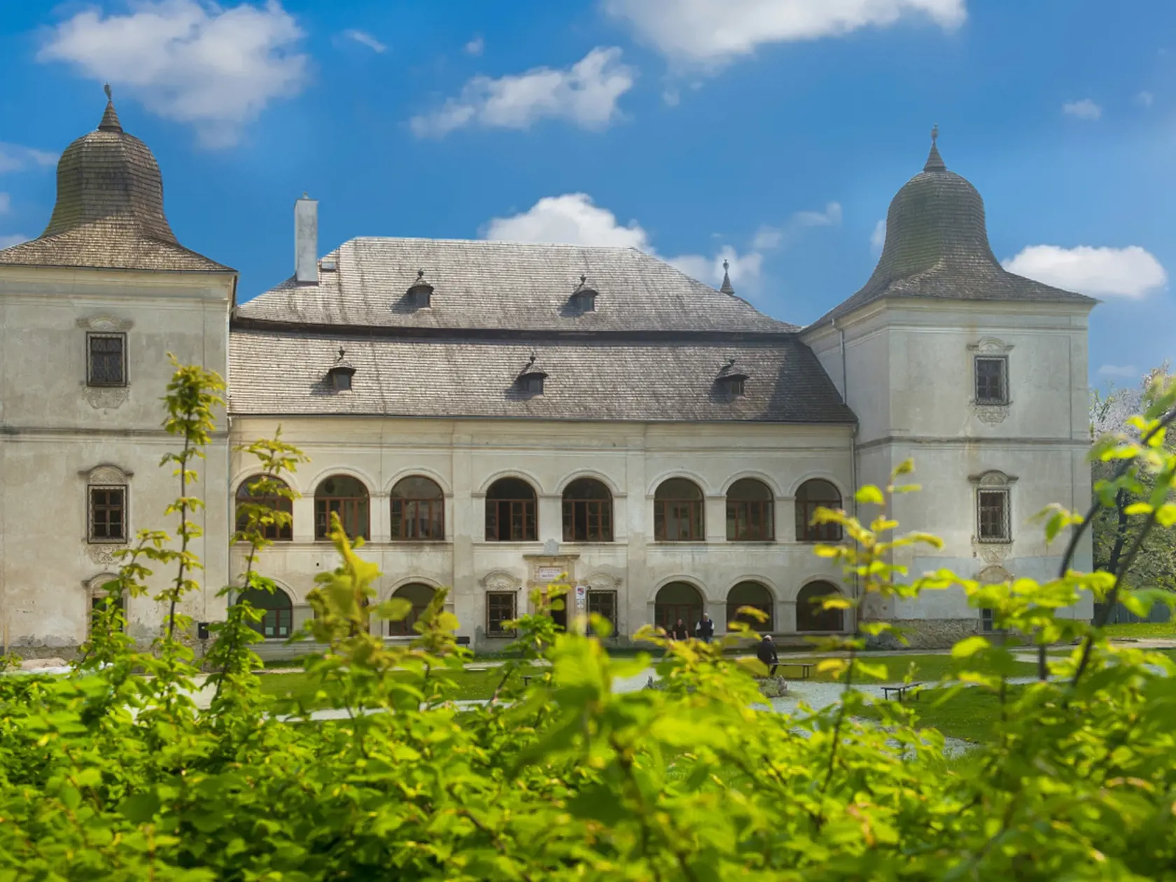 Hanušovský renesančno-barokový kaštieľ je z prelomu 17. a 18. storočia. Je sídlom Vlastivedného múzea s cennou národopisnou a prírodovedeckou expozíciou so zameraním na územie okresu Vranov nad Topľou.