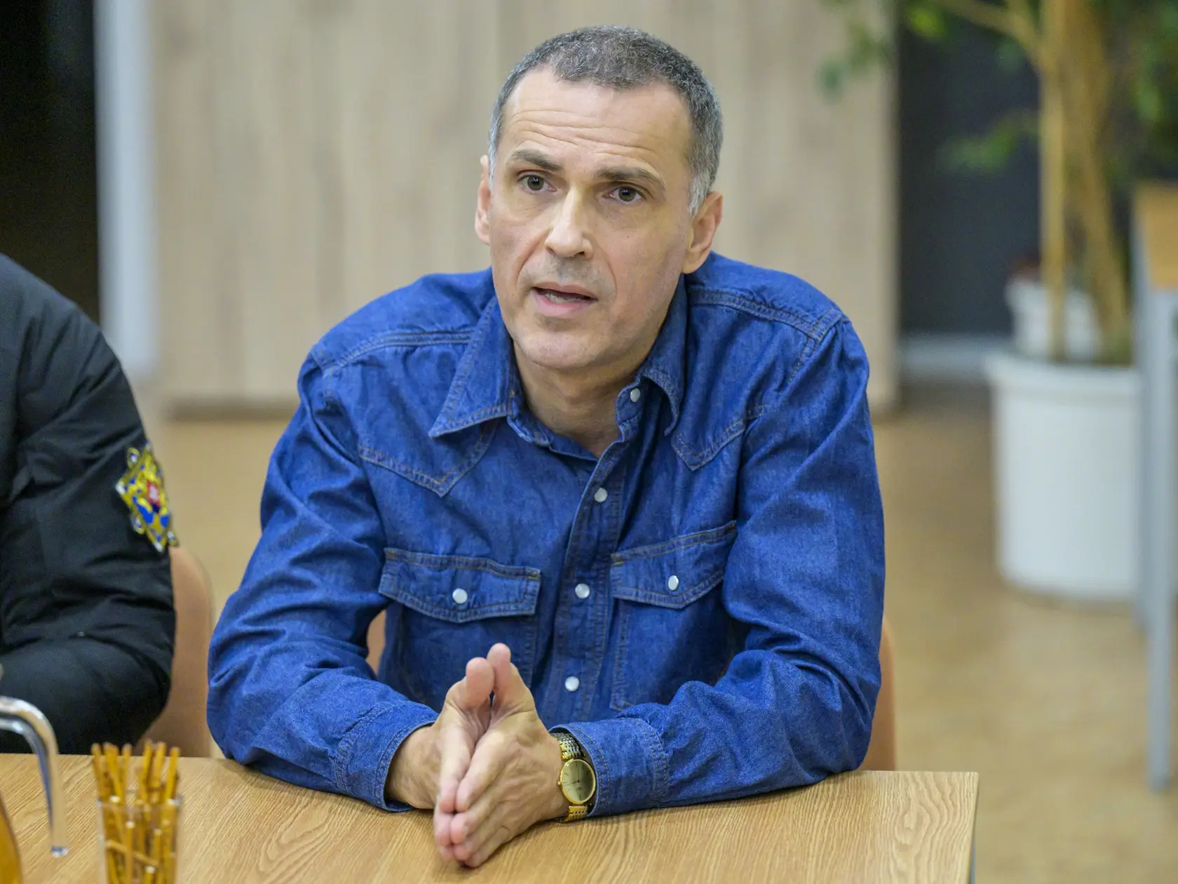 Na snímke generálny prokurátor SR Maroš Žilinka informuje na tlačovej konferencii o útoku nožom na gymnáziu v meste Spišská Stará Ves (okres Kežmarok) vo štvrtok 16. januára 2025. Po útoku hlásia dvoch mŕtvych. Obeťami útoku sú dve ženy, 18-ročná študentka a 51-ročná zástupkyňa riaditeľa. Zranená bola 18-ročná žiačka, ktorú so stredne ťažkými poraneniami previezli do nemocnice v Poprade. Na mieste boli ošetrení aj 51-ročný muž a 62-ročná žena z dôvodu akútnej stresovej reakcie.