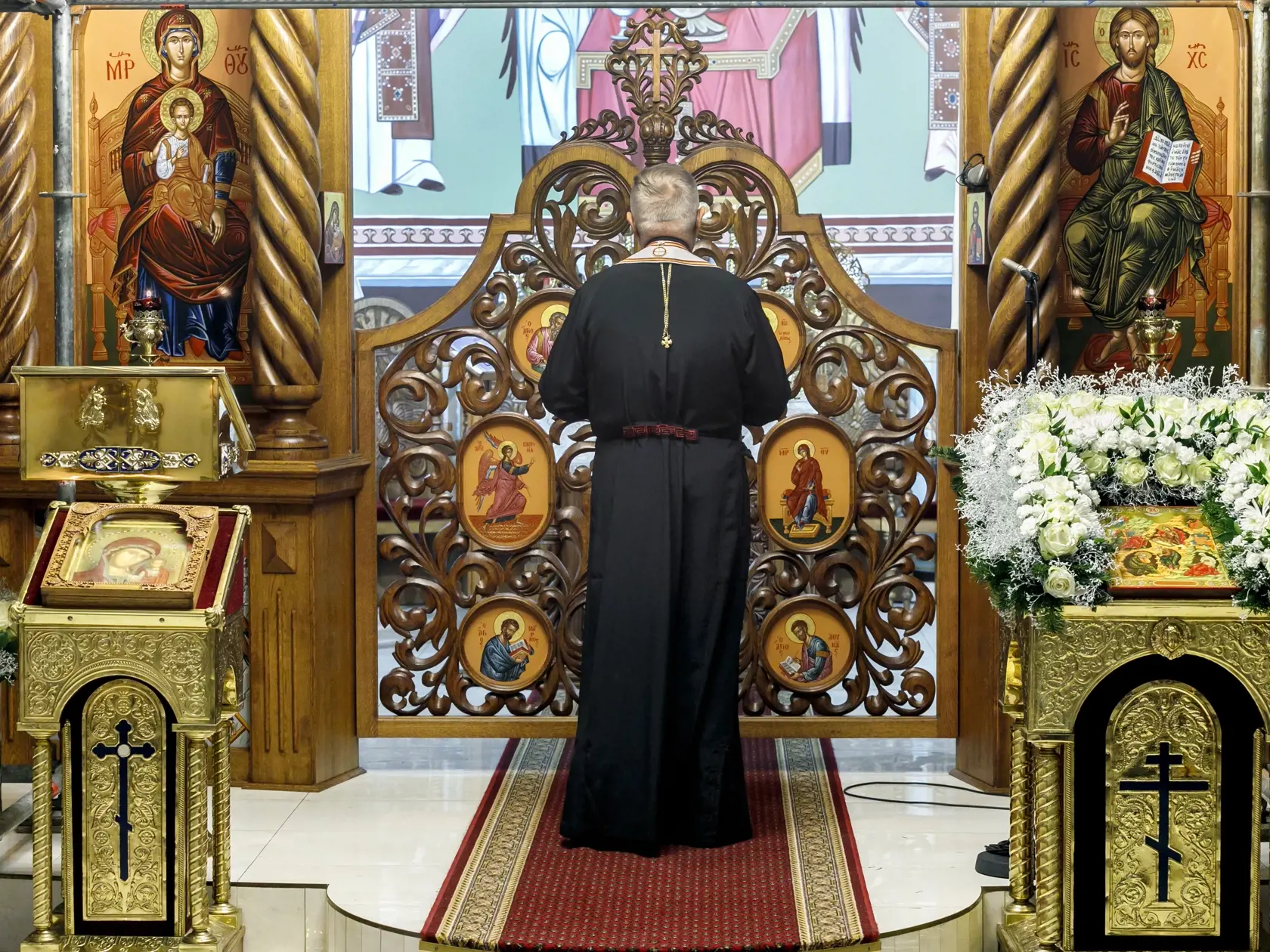 Na snímke pravoslávni veriaci zapaľujú sviečky počas večernej bohoslužby na veľký sviatok Narodenia Isusa Christosa (Ježiša Krista) v pravoslávnom chráme sv. Rastislava v Bratislave v nedeľu 7. januára 2024.