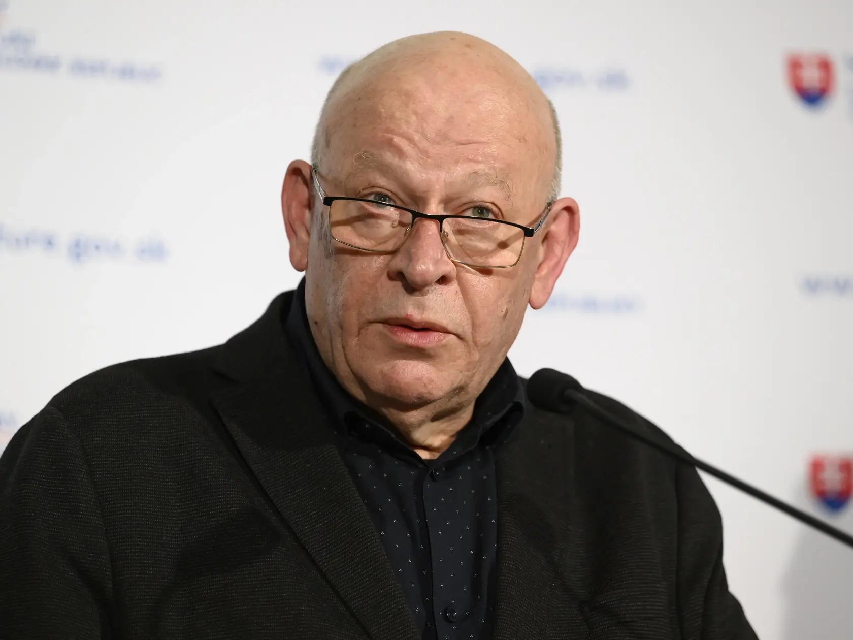 Predseda Fondu na podporu umenia (FPU) Matúš Oľha počas tlačovej konferencie ministerky kultúry SR Martiny Šimkovičovej (nominantka SNS) o dianí vo Fonde na podporu umenia (FPU) v Bratislave v utorok 15. apríla 2025.