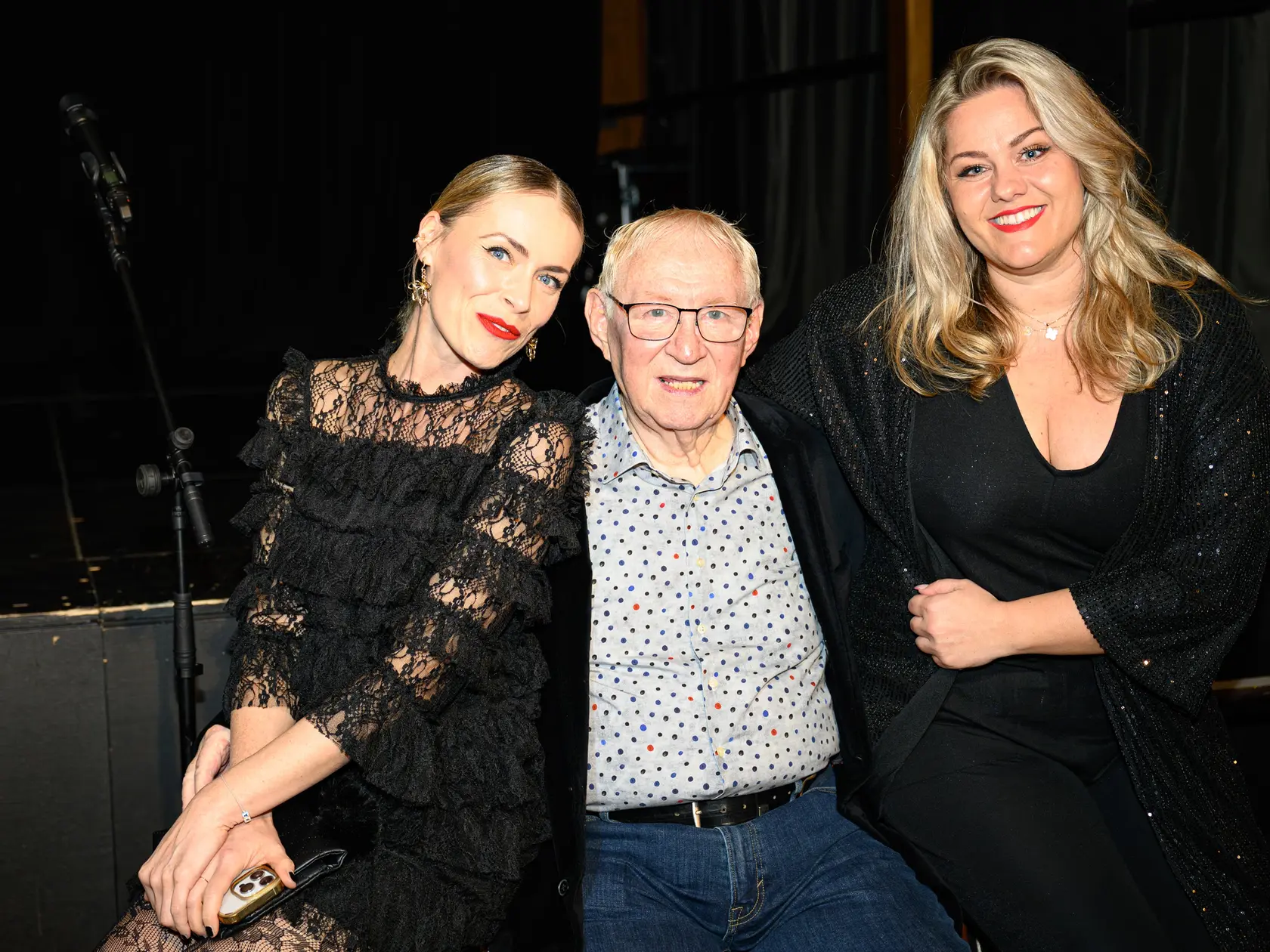 Legendárny Karol Čálik pred pár dňami oslávil 80. narodeniny a zároveň pokrstil knižku. Takto to na oslave vyzeralo...