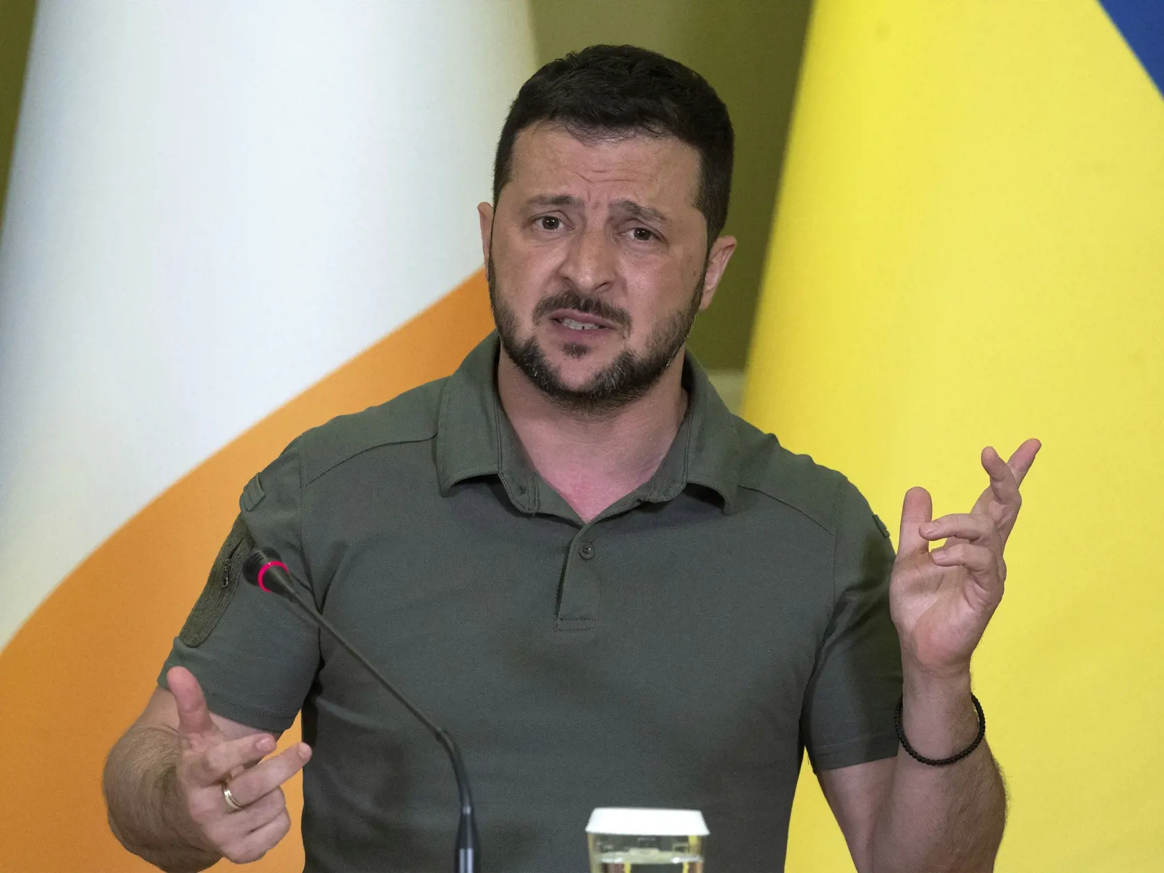 WA 2 Kyjev - Ukrajinský prezident Volodymyr Zelenskyj gestikuluje počas spoločnej tlačovej konferencie s írskym premiérom Leom Varadkarom v Kyjeve v stredu 19. júla 2023. FOTO TASR/AP

Ukraine's President Volodymyr Zelenskyy speaks during a joint news conference with Ireland's Prime Minister Leo Varadkar at Horodetskyi House in Kyiv, Ukraine, Wednesday July 19, 2023. (Clodagh Kilcoyne/Pool via AP)