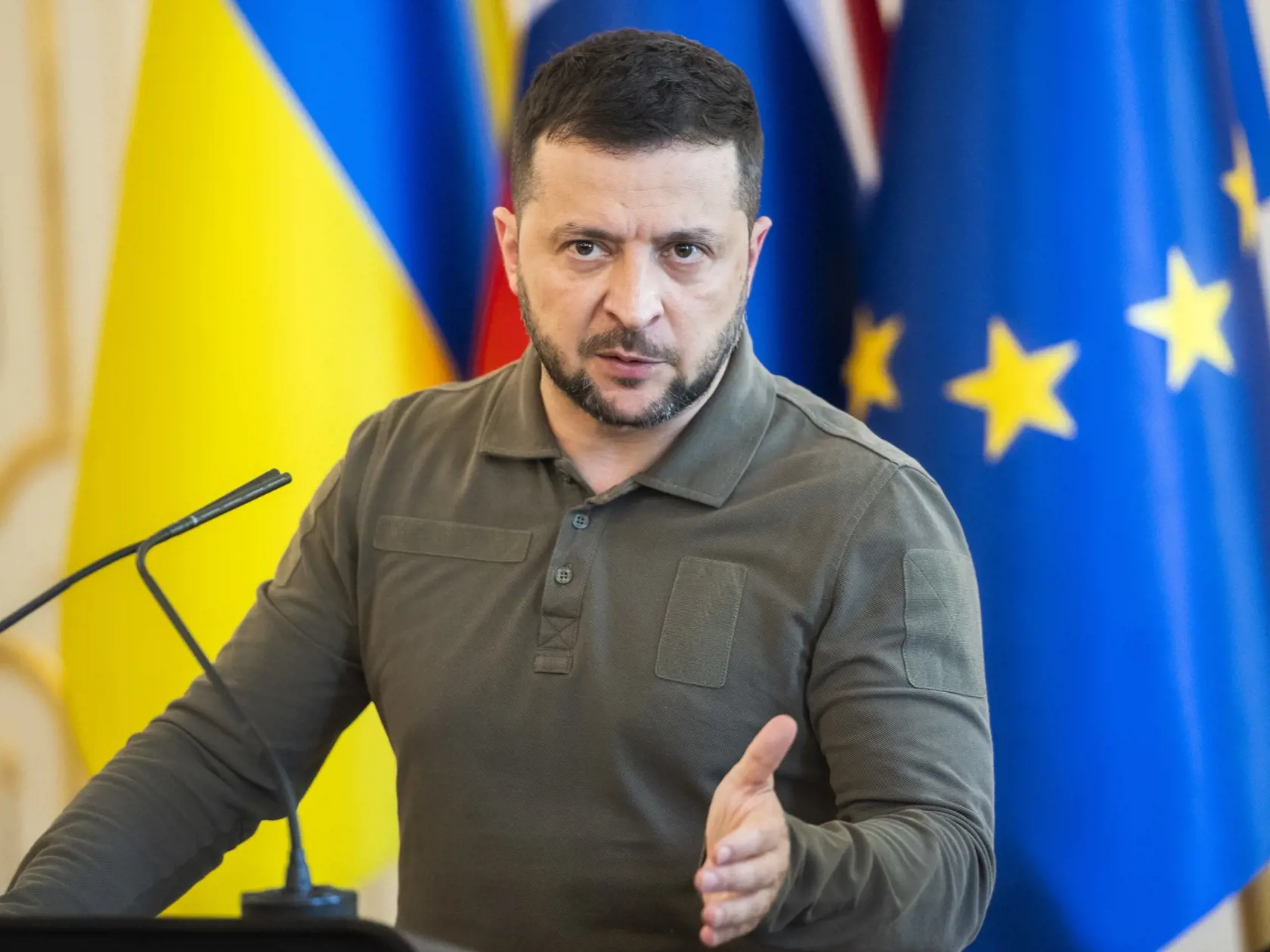 Na snímke ukrajinský prezident Volodymyr Zelenskyj počas tlačovej konferencie po stetnutí s prezidentkou SR Zuzanou Čaputovou v Prezidentskom paláci v Bratislave v piatok 7. júla 2023. Na Slovensko pricestoval v piatok popoludní ukrajinský prezident Volodymyr Zelenskyj. Ide o jeho druhú návštevu SR, ale prvú od začiatku rozsiahlej ruskej vojenskej agresie na Ukrajine. FOTO TASR - Jaroslav Novák