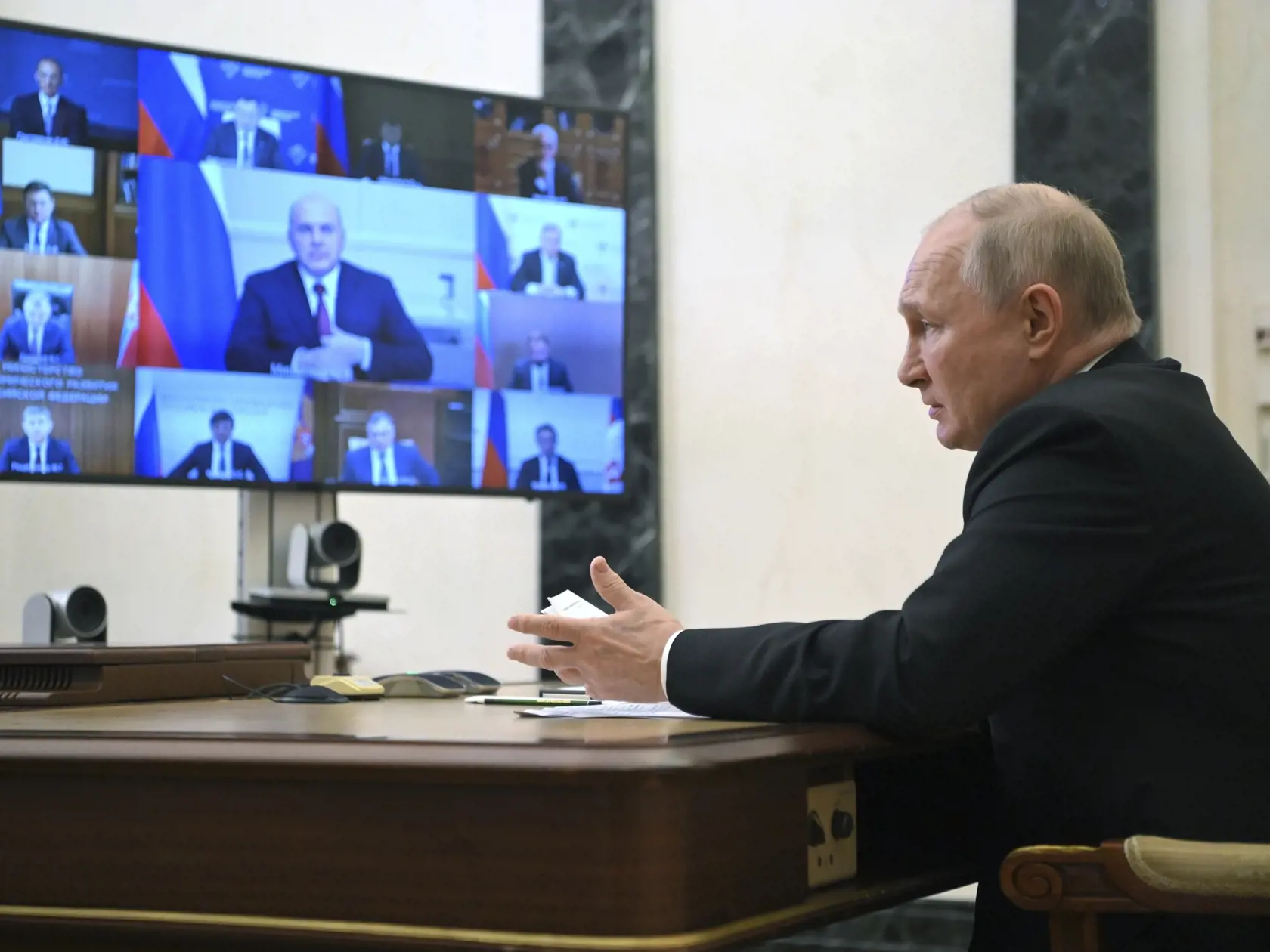 JB 18 Moskva - Ruský prezident Vladimir Putin vedie zasadnutie vládneho kabinetu prostredníctvom videokonferencie v Kremli v Moskve 2. augusta 2023. FOTO TASR/AP

Russian President Vladimir Putin chairs a meeting with members of the government, via a video conference at the Kremlin in Moscow, Russia, Wednesday, Aug. 2, 2023. (Alexander Kazakov, Sputnik, Kremlin Pool Photo via AP)