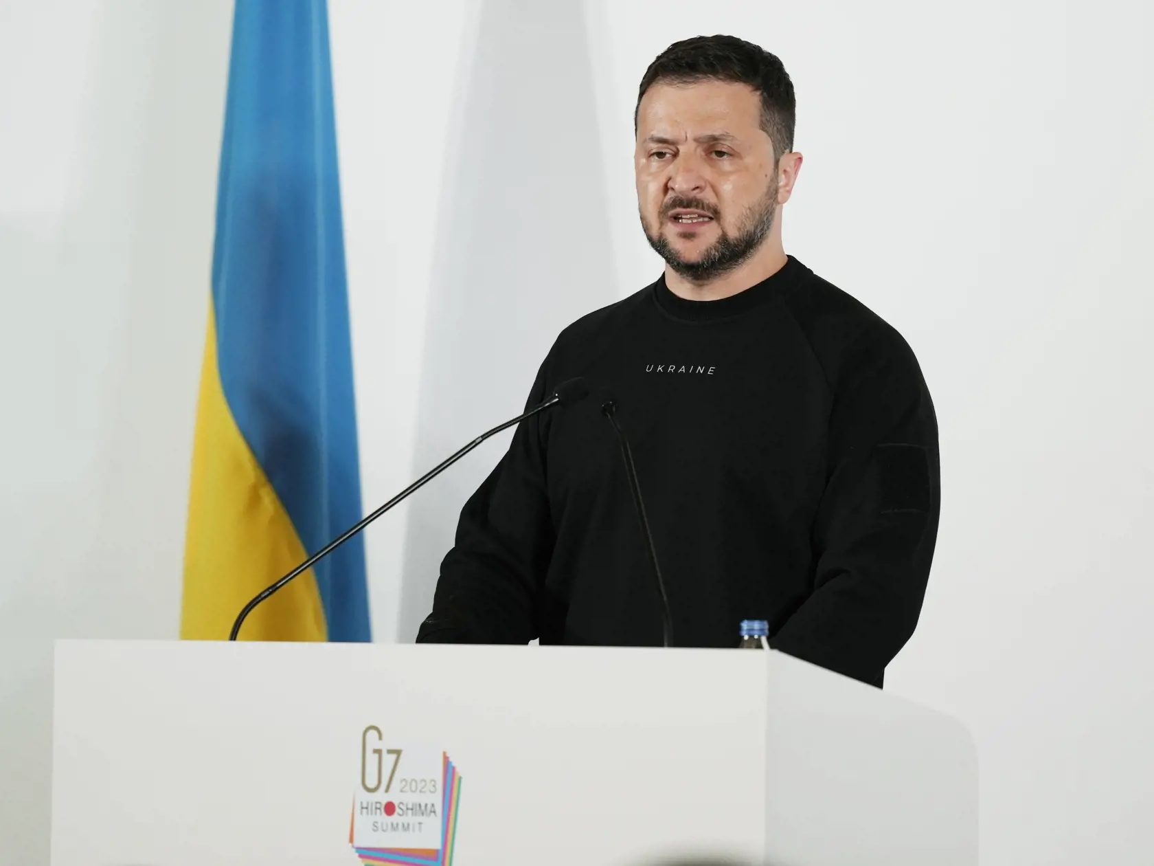 JB 56 Hirošima - Ukrajinský prezident Volodymyr Zelenskyj rozpráva počas tlačovej konferencie na záver summitu skupiny G7 (siedmich najbohatších ekonomík sveta) v japonskom meste Hirošima 21. mája 2023. Zelenskyj v nedeľu povedal, že ruskí vojaci sú v Bachmute. Dodal však, že Rusi toto východoukrajinské mesto nedobyli. TASR správu prevzala z agentúry AFP. "Dnes sú (ruskí vojaci) v Bachmute," povedal Zelenskyj na tlačovej konferencii počas summitu krajín skupiny G7 v japonskej Hirošime. "Bachmut 