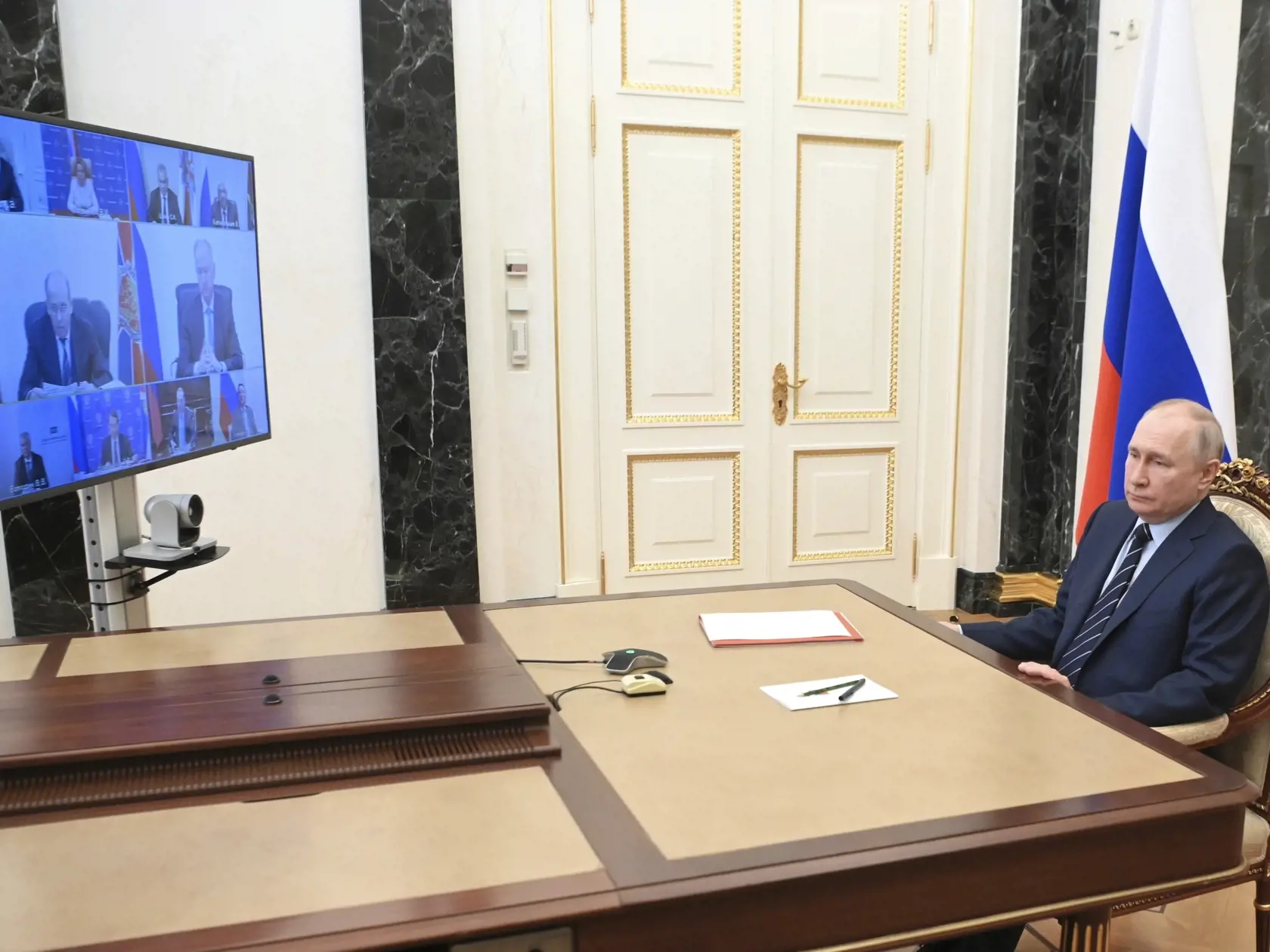 JB 19 Moskva - Ruský prezident Vladimir Putin predsedá zasadnutiu Bezpečnostnej rady prostredníctvom videokonferencie v Kremli v Moskve 14. júla 2023. FOTO TASR/AP

Russian President Vladimir Putin chairs a Security Council meeting via videoconference at the Kremlin in Moscow, Russia, Friday, July 14, 2023. (Alexander Kazakov, Sputnik, Kremlin Pool Photo via AP)