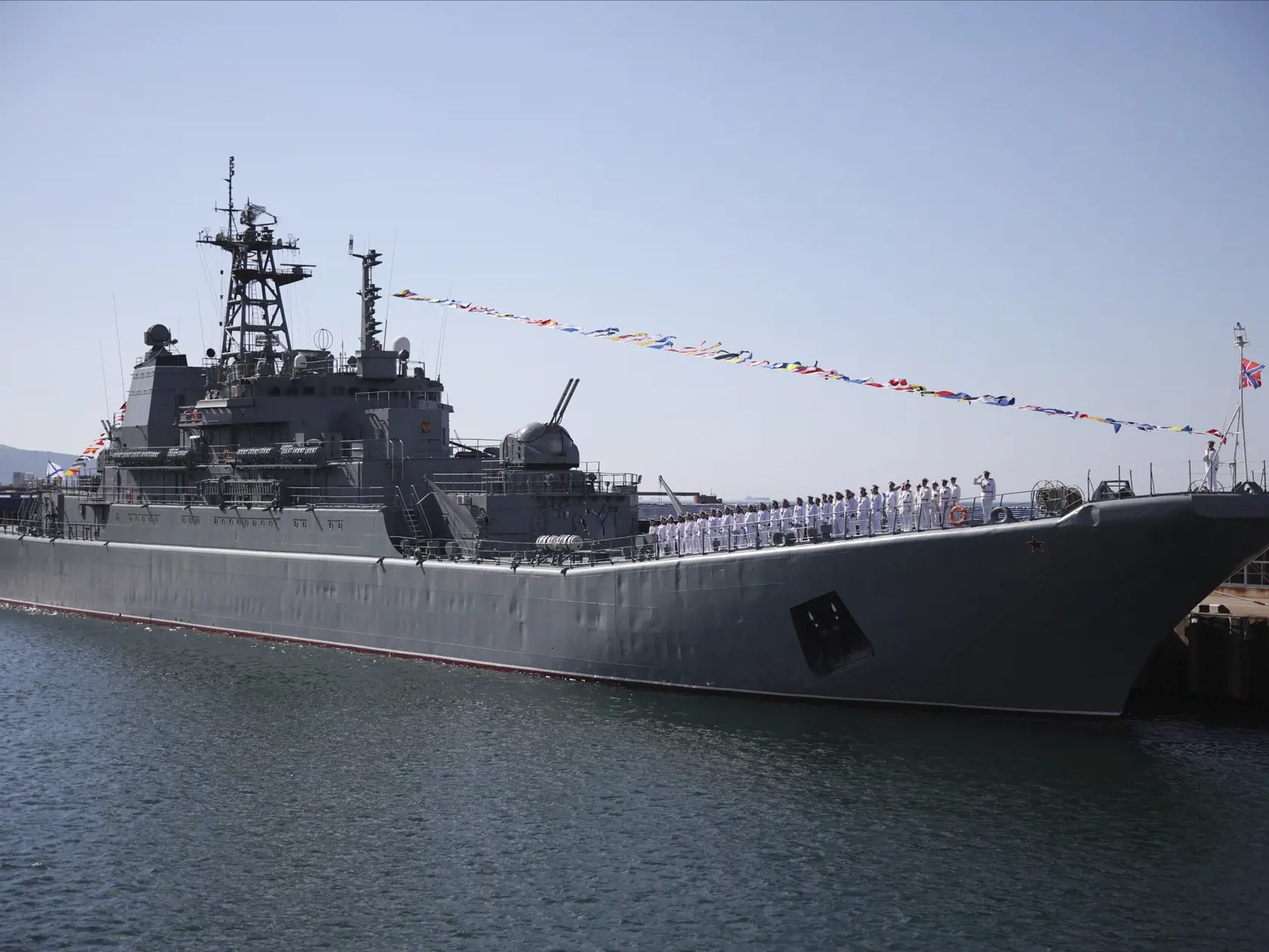 WA 25 archív Novorossijsk - Na archívnej snímke z 30. júla 2023  loď ruskej čiernomorskej flotily Olenegorskij Gorňak kotví v prístave na základni Novorossijsk na juhu Ruska.  Ukrajina podnikla útok námorným dronom na loď ruskej čiernomorskej flotily Olenegorskij Gorňak na základni Novorossijsk, povedal ukrajinský bezpečnostný zdroj pre tlačovú agentúra AFP v piatok 4. augusta 2023. V ruskom Novorossijsku je okrem námornej základne aj koncový bod ropovodu, ktorý cez Rusko prepravuje väčšinu ropy