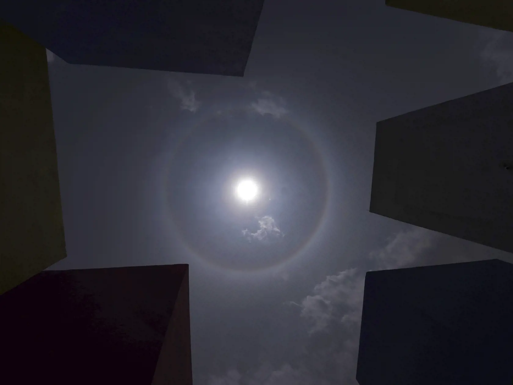 WA 57 Mexiko - Na snímke kruhový útvar, ktorý sa vytvoril okolo Slnka v Mexiku vo štvrtok 23. júna 2022. Ide o  slnečné halo, pomerne bežný meteorologický jav, ktorý je spôsobený ľadovými kryštálmi vo vyšších vrstvách atmosféry. FOTO TASR/AP 


A halo forms around the sun in Mexico City, Thursday, June 23, 2022. Slnečné halo je meteorologický javThe ring around the sun is a fairly common weather phenomenon caused by ice crystals in the upper atmosphere. (AP Photo/Marco Ugarte)