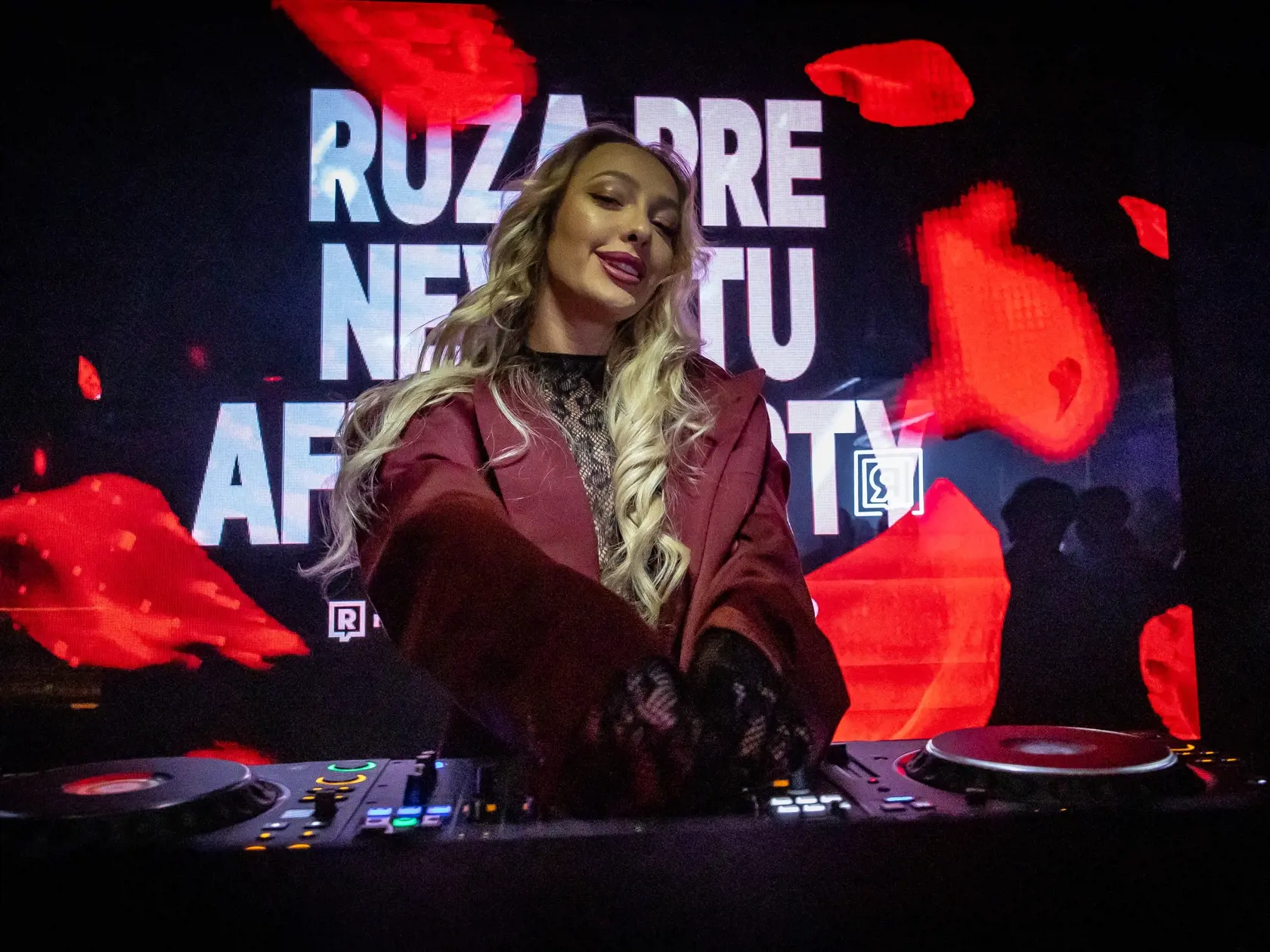 Párty v bratislavskom klube po premietaní úvodnej epizódy televíznej šou Ruža pre nevestu.