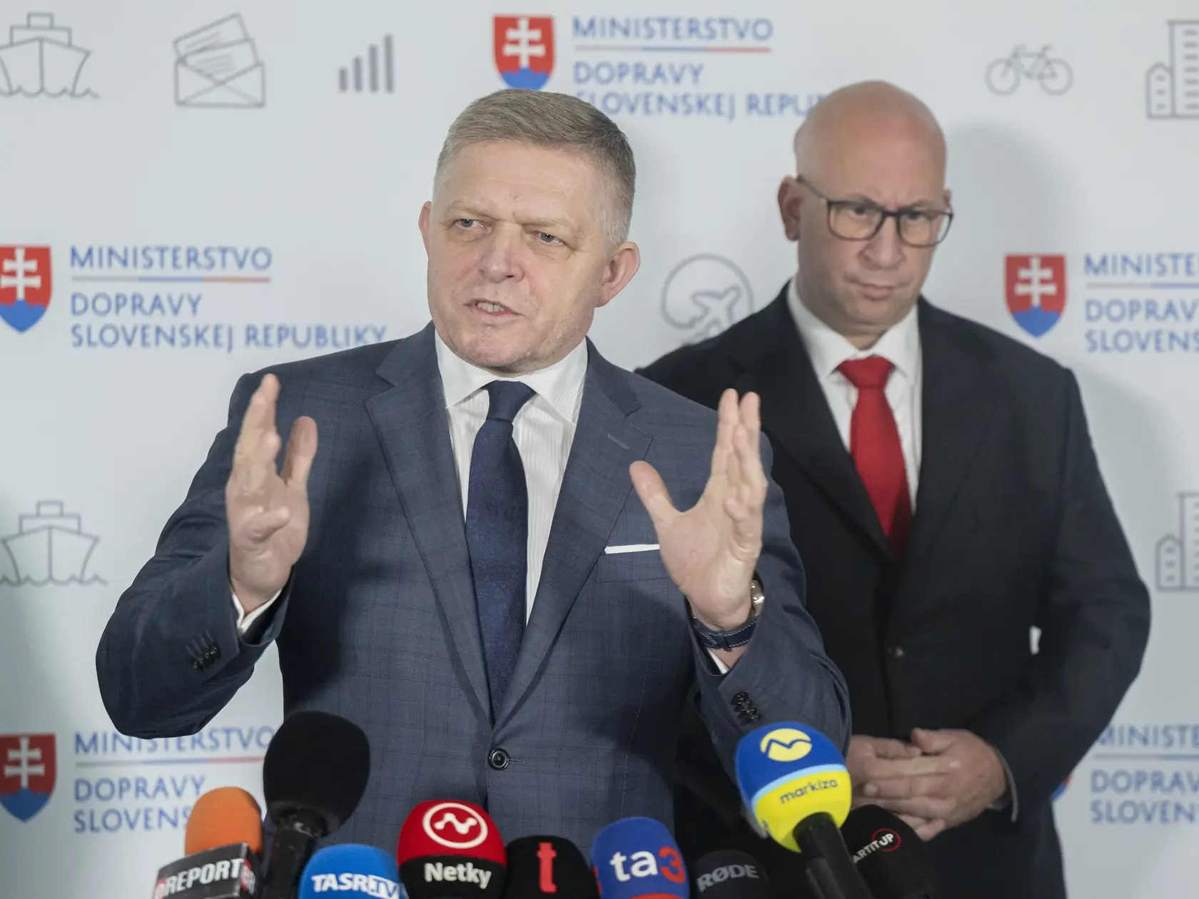 Na snímke vľavo predseda vlády SR Robert Fico (Smer-SD) a vpravo minister dopravy SR Jozef Ráž ml. (nominant Smer-SD) počas tlačovej konferencie na tému "Pekné, kvalitné a cenovo dostupné bývanie" 22. novembra 2024 v Bratislave. 