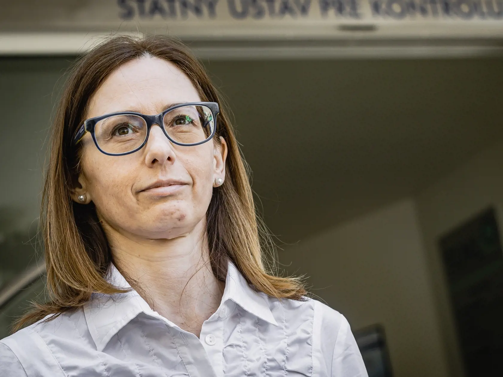Na snímke riaditeľka Štátneho ústavu pre kontrolu liečiv (ŠÚKL) Zuzana Baťová očakáva príchod prezidentky SR Zuzany Čaputovej na návštevu v ŠÚKL.