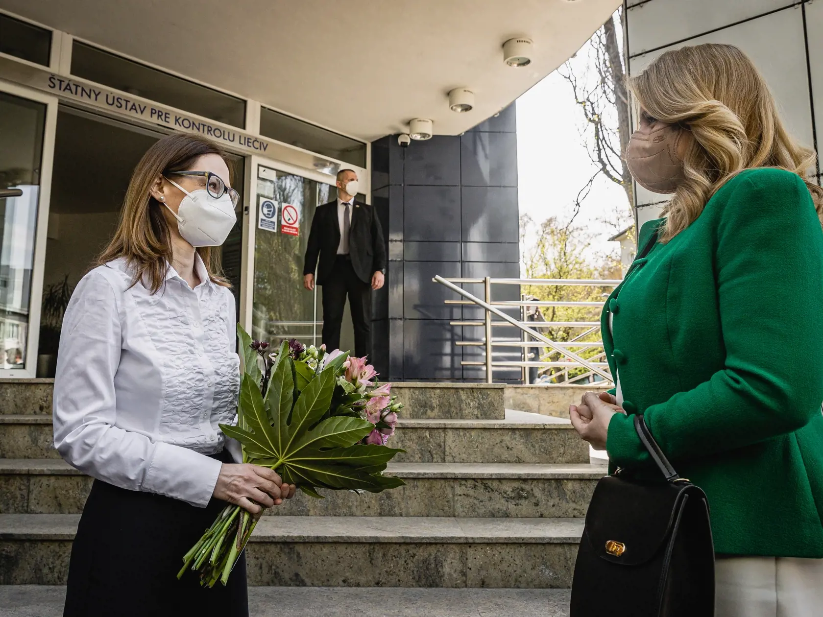 Na snímke vpravo prezidentka SR Zuzana Čaputová a riaditeľka Štátneho ústavu pre kontrolu liečiv (ŠÚKL) Zuzana Baťová počas návštevy prezidentky v ŠÚKL.
