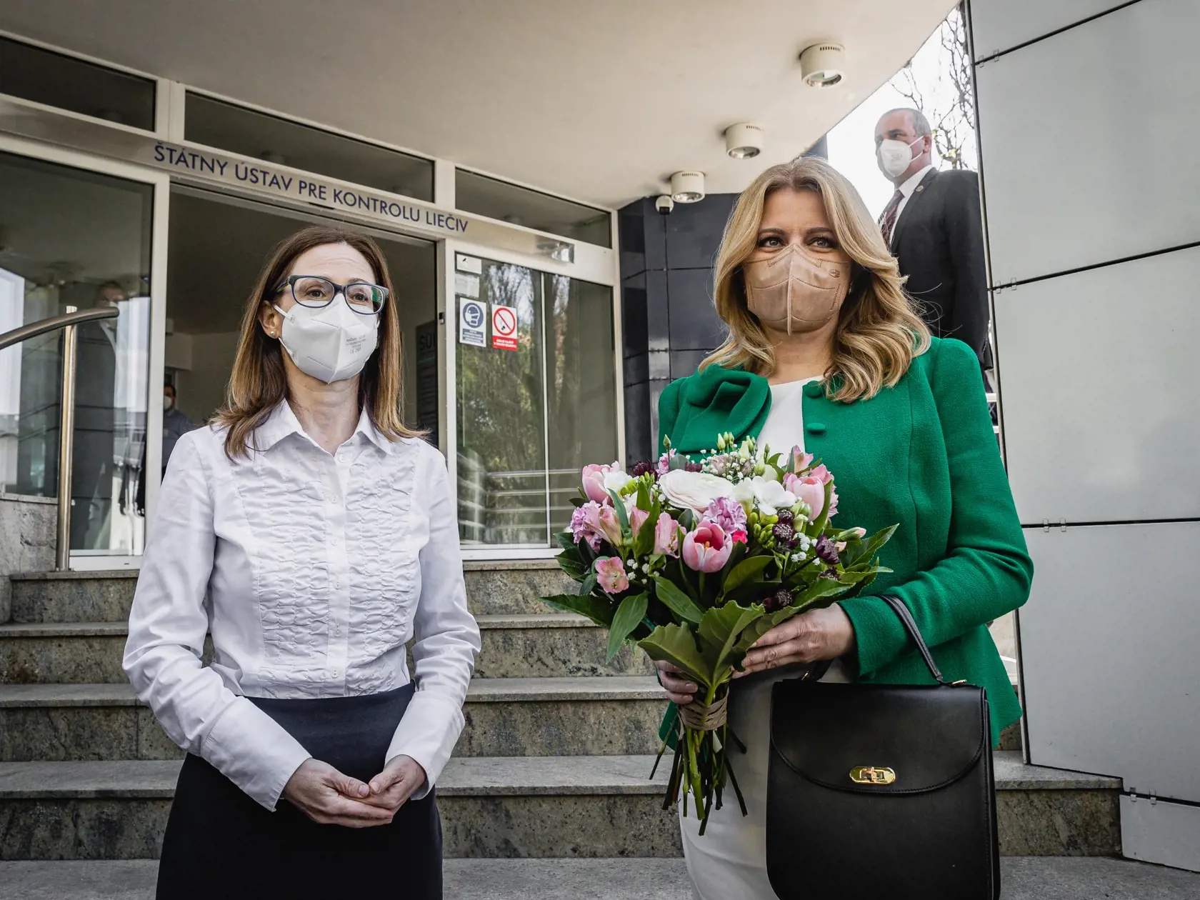 Na snímke vpravo prezidentka SR Zuzana Čaputová a riaditeľka Štátneho ústavu pre kontrolu liečiv (ŠÚKL) Zuzana Baťová počas návštevy prezidentky v ŠÚKL.